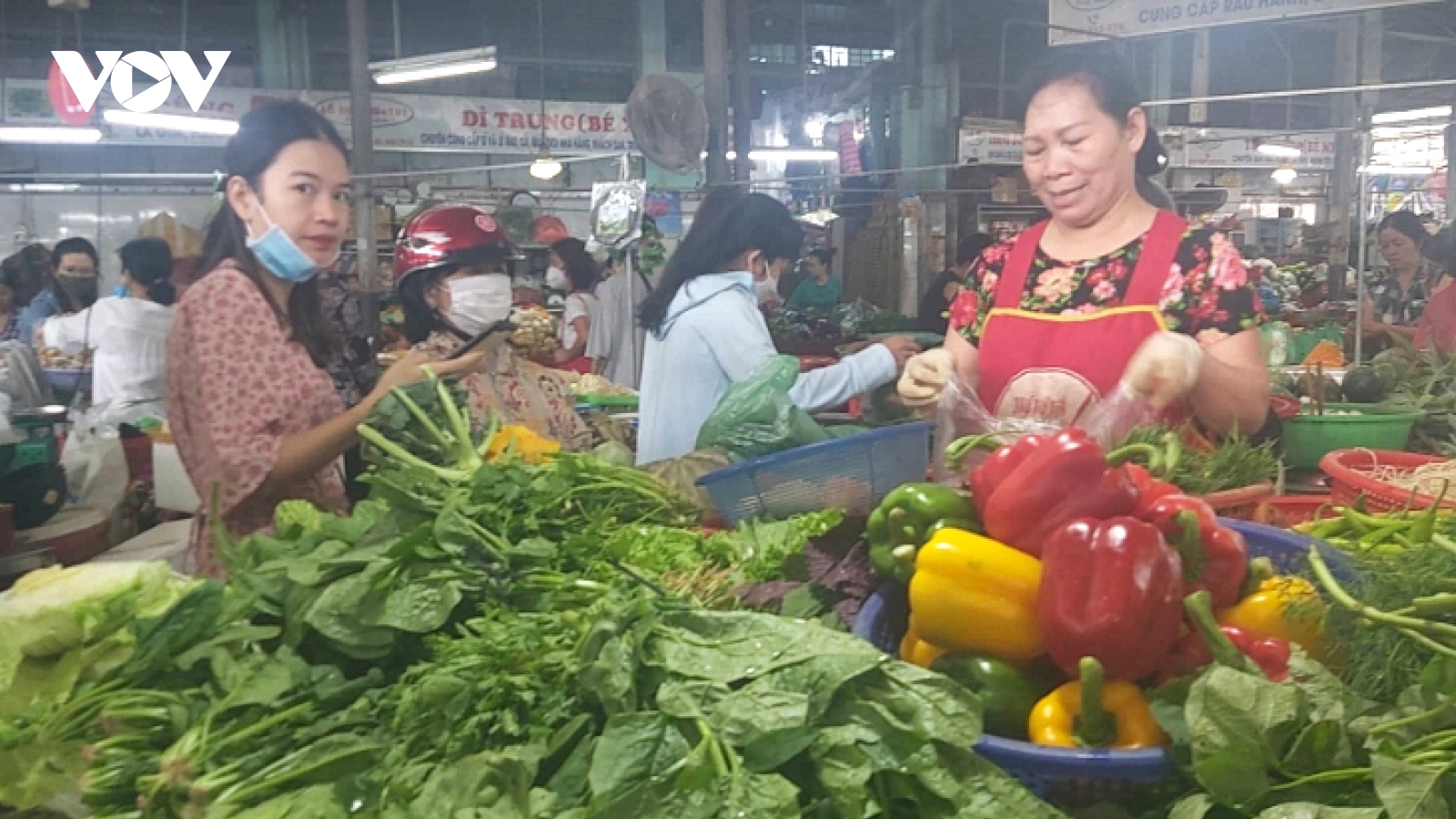 Sau mưa lũ, rau xanh tại Đà Nẵng tăng giá