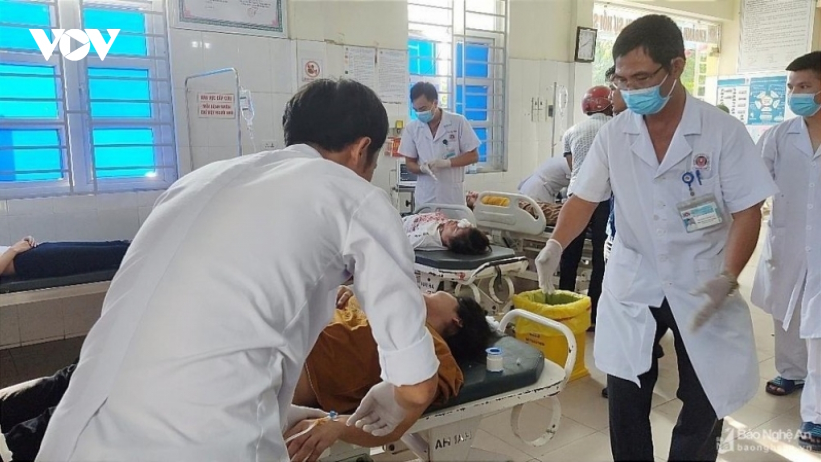 Xe chở công nhân gặp nạn khiến 24 người phải nhập viện
