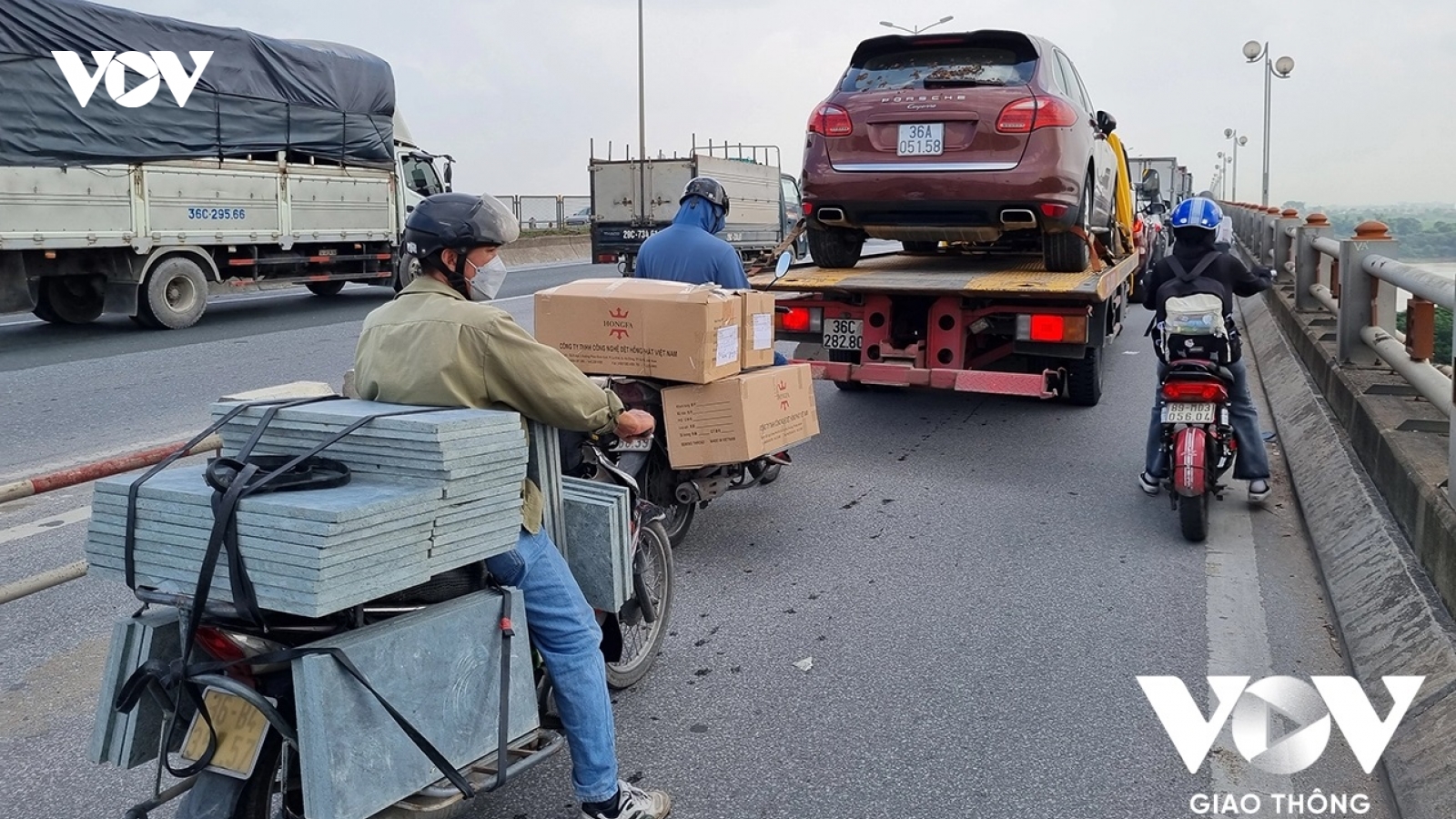 Cầu Thanh Trì ngày đầu thu hẹp làn hỗn hợp: Tài xế lúng túng, ùn tắc kéo dài
