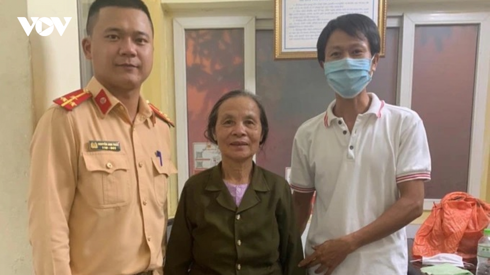 Cụ bà 72 tuổi bị lẫn đi từ Thái Bình lên Hà Nội tìm con trai