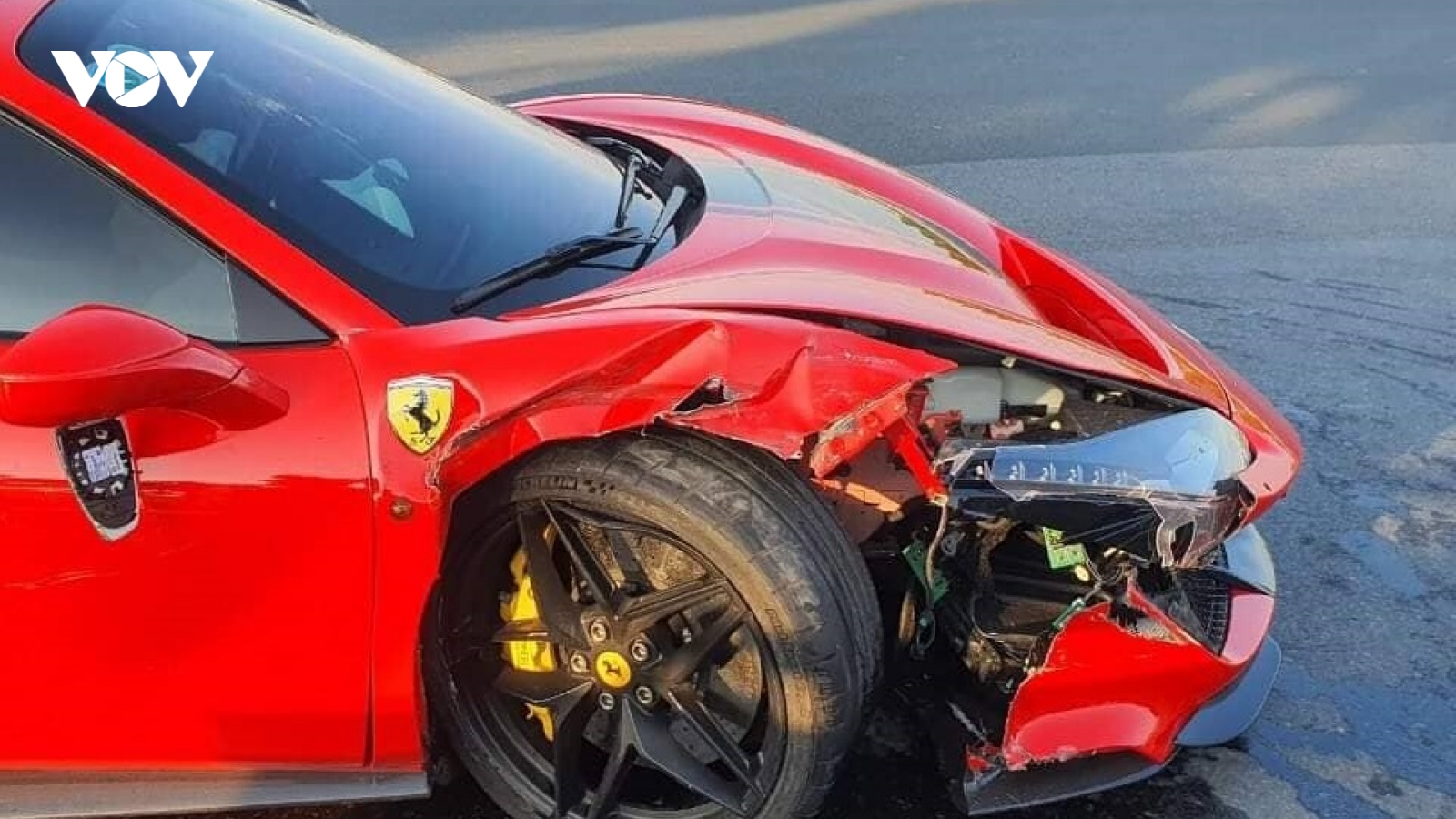 Siêu xe Ferrari va chạm với xe máy khiến 1 người tử vong cạnh sân Mỹ Đình