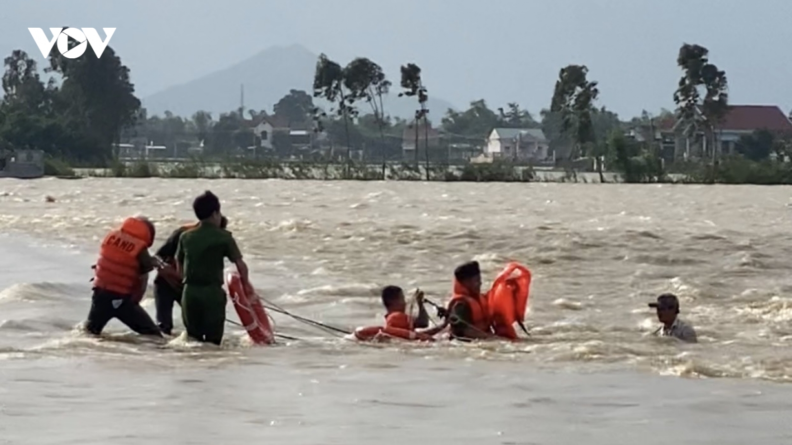 Cứu kịp thời một thanh niên bị lũ cuốn trôi khi qua ngầm tràn