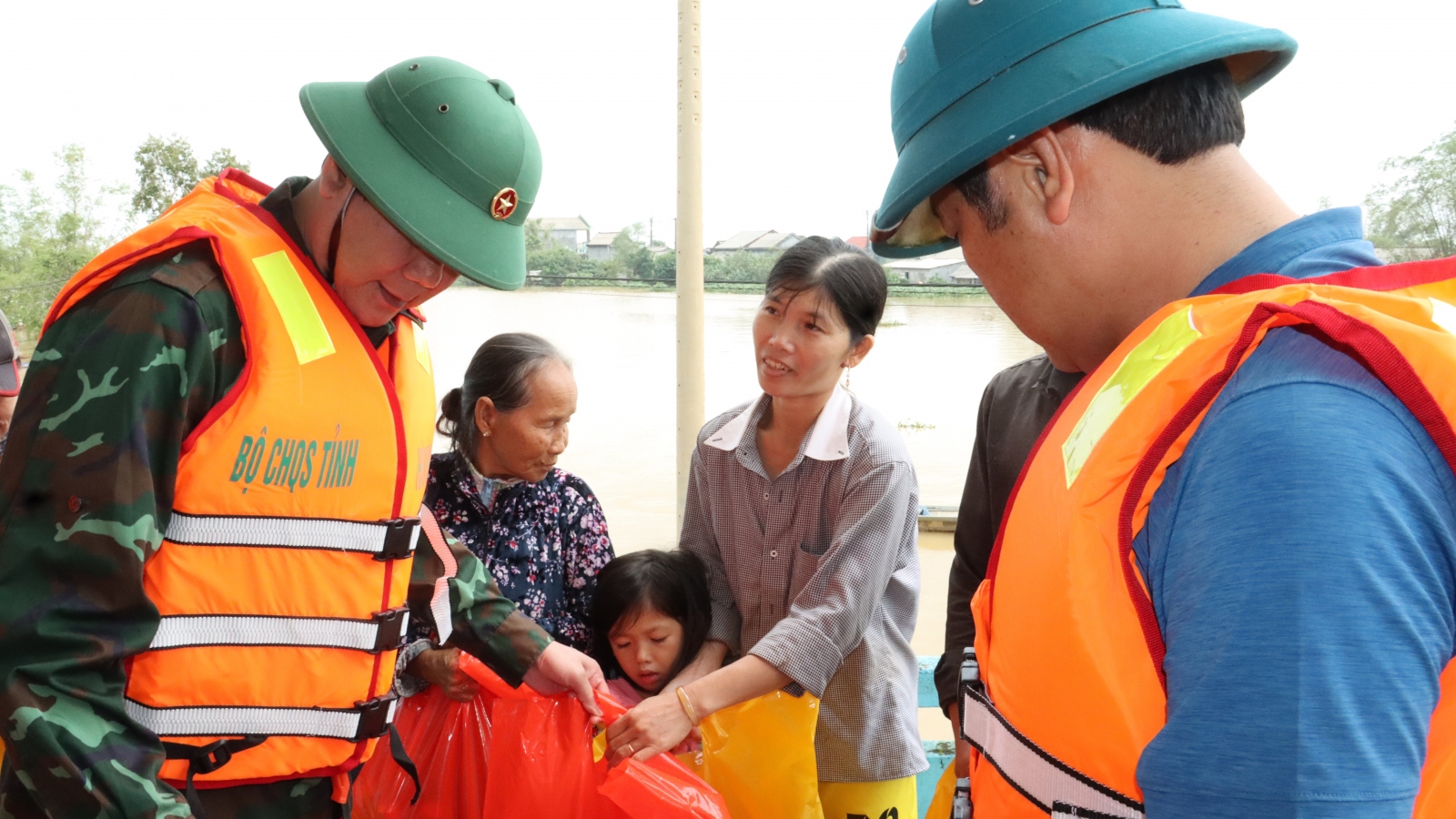 Thừa Thiên Huế hỗ trợ người dân vùng bị ngập sâu 