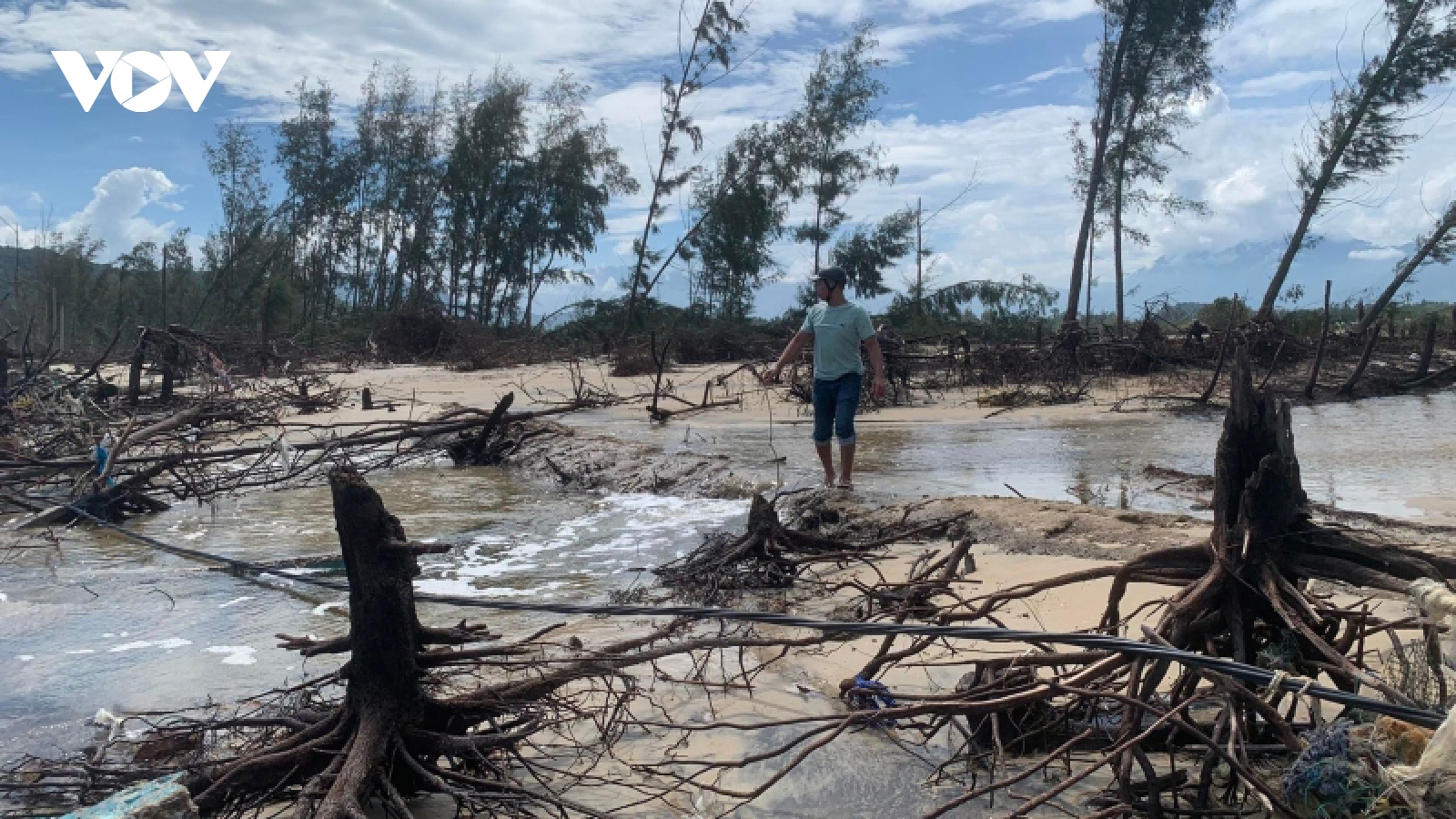 Sau bão số 4, bờ biển ở Thừa Thiên Huế tiếp tục sạt lở nghiêm trọng