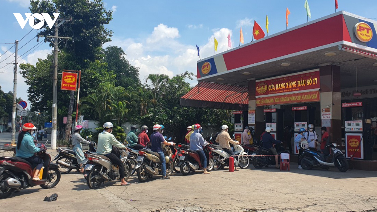 Người dân ở Bình Dương, Bình Phước khổ sở đi mua xăng 