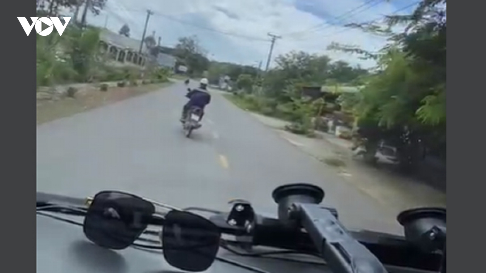 Xác minh, làm rõ việc người đàn ông cản đường xe cứu thương