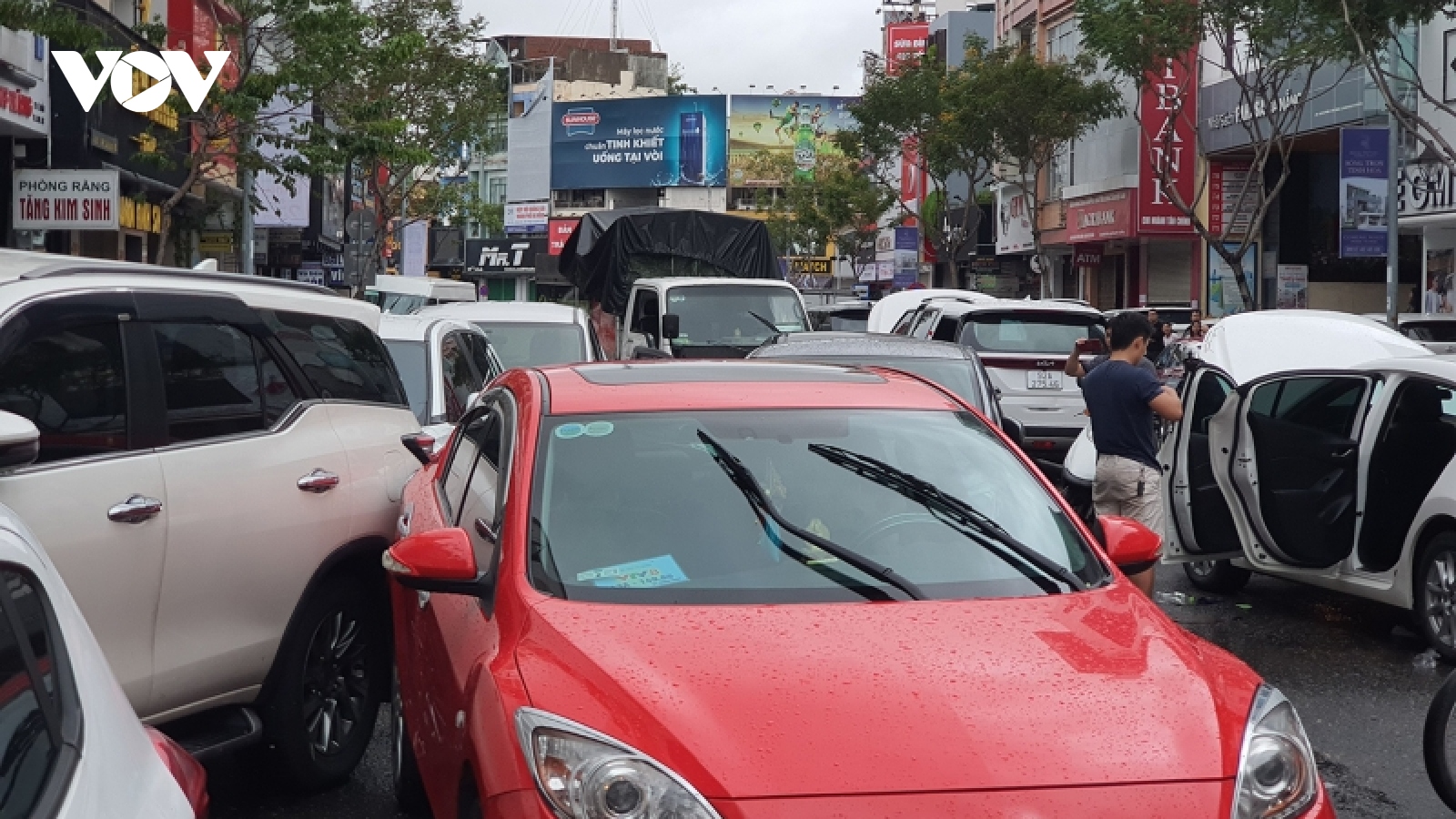 Sau ngập lụt kinh hoàng, đường phố Đà Nẵng ngổn ngang ô tô chết máy