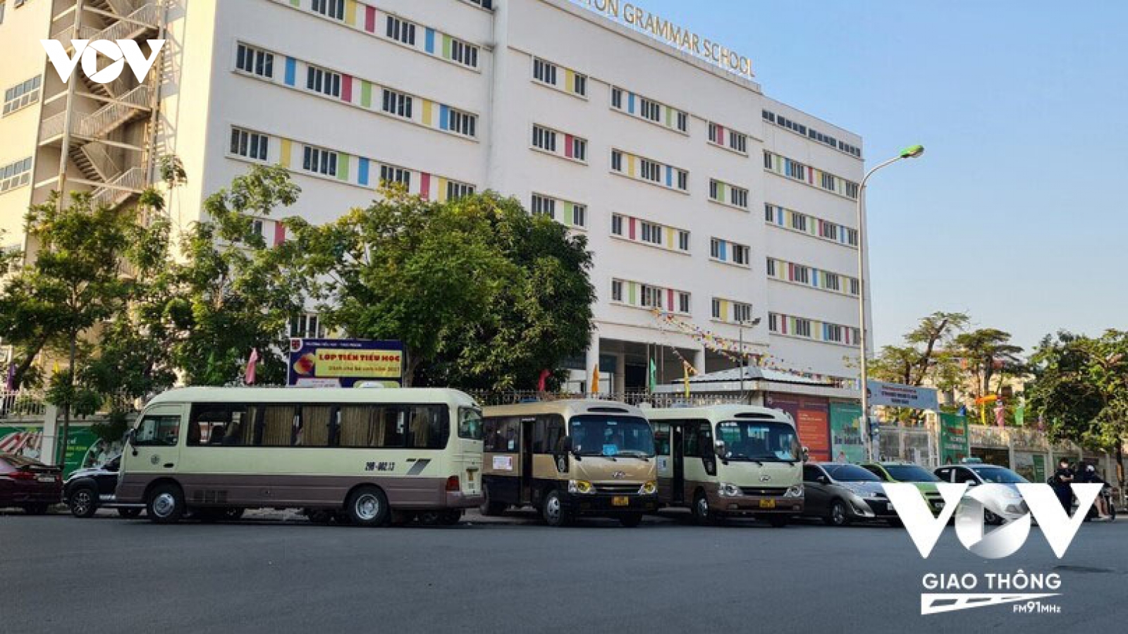 Nhiều xe đưa đón học sinh đang kết hợp chạy du lịch, đám cưới