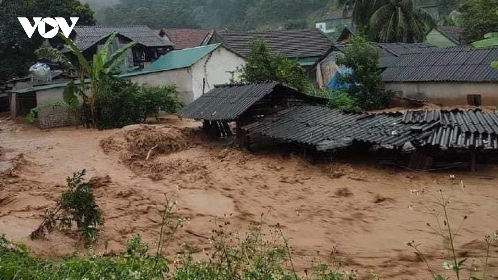 Lũ quét bao vây, hàng nghìn người dân huyện biên giới Kỳ Sơn bị cô lập