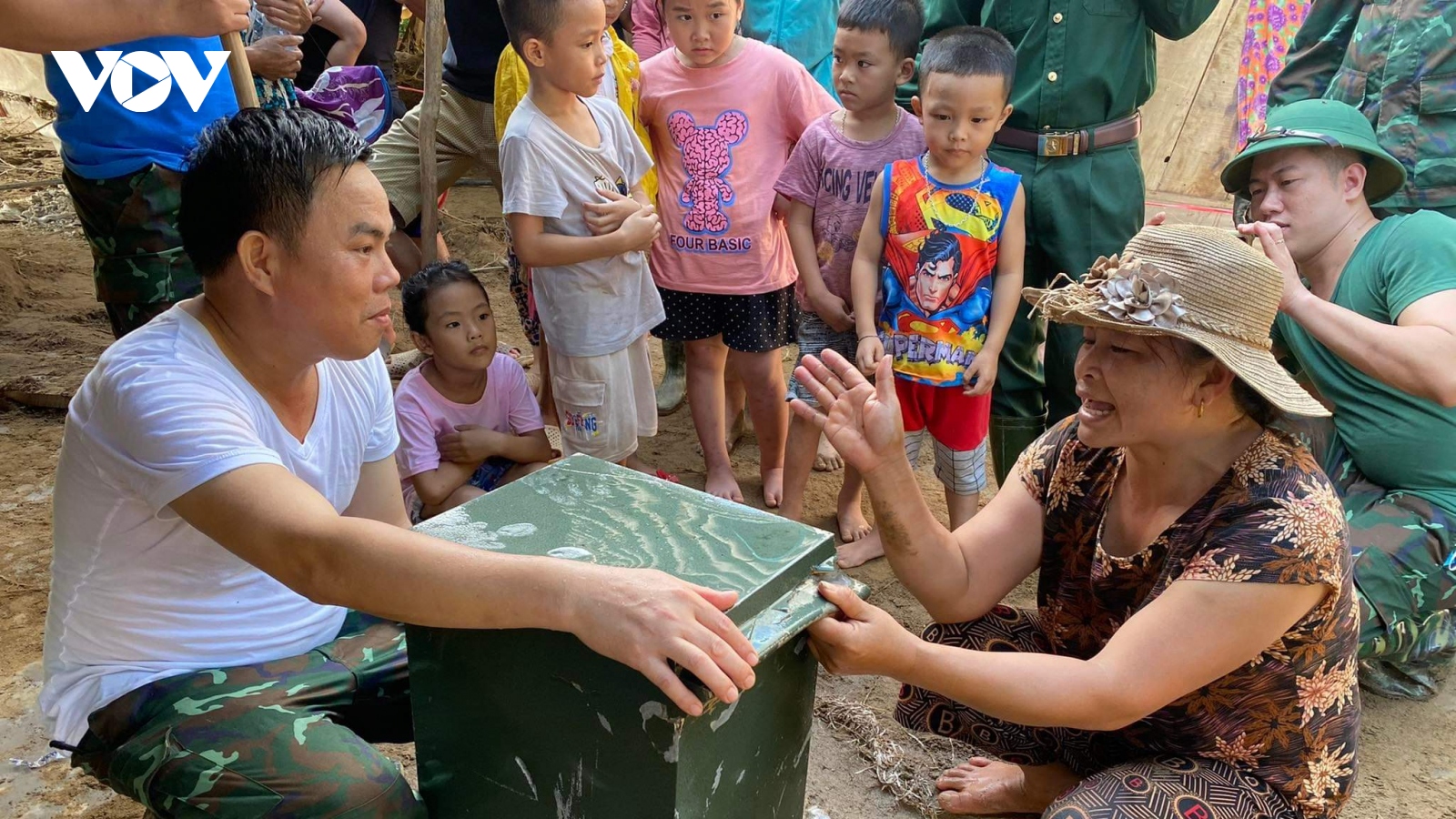 Mừng rơi nước mắt nhận lại két sắt chứa tiền, sổ đỏ bị lũ cuốn trôi ở Kỳ Sơn