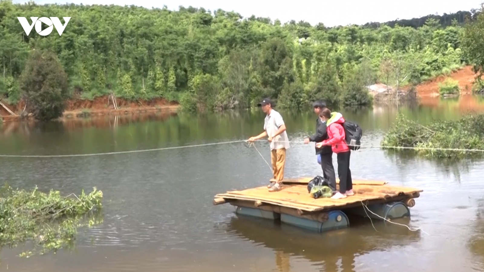 Thủy lợi làm ngập đường đi, hàng trăm hộ dân phải kết bè để đi lại