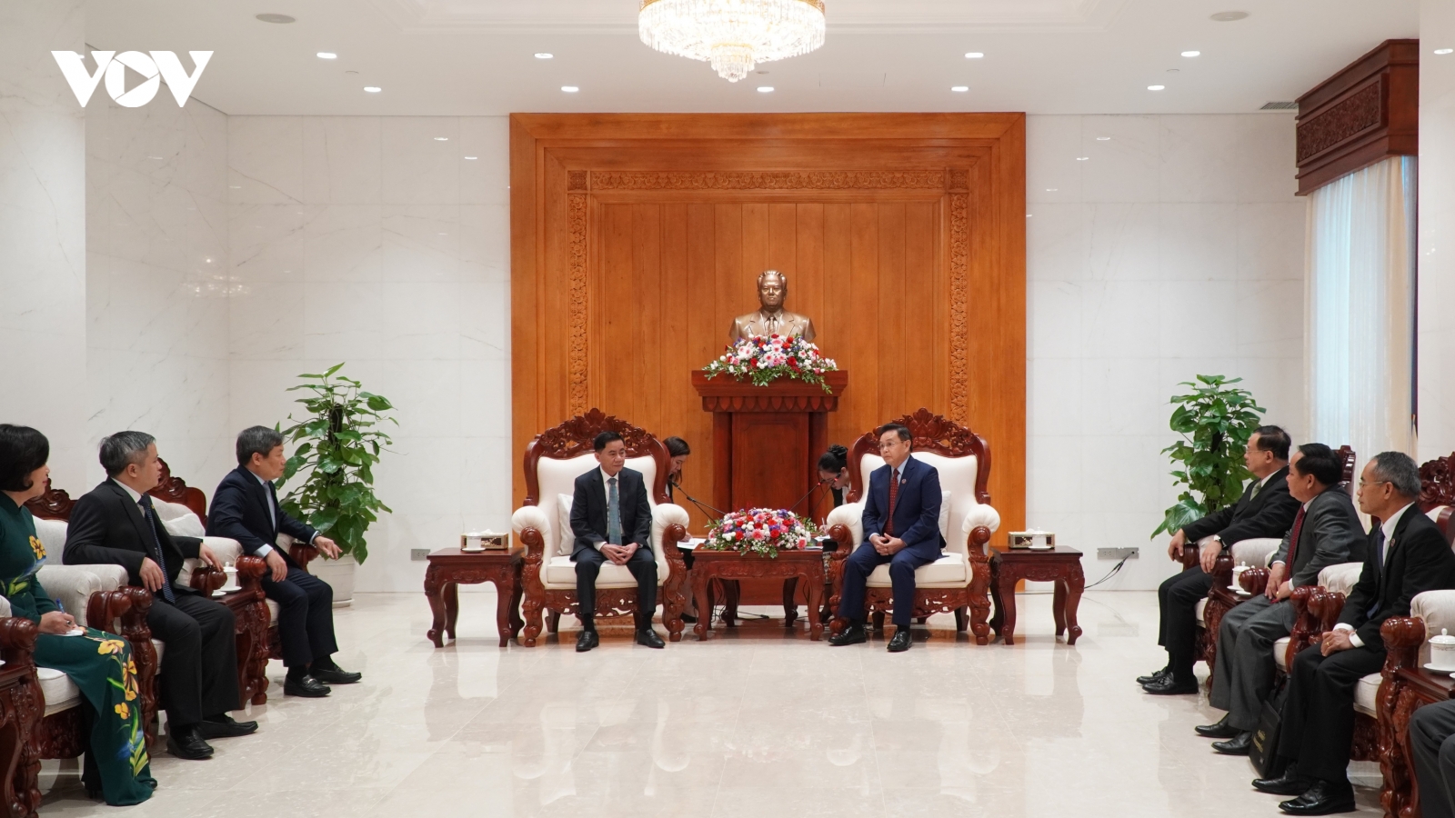 Chủ tịch Quốc hội Lào tiếp Chủ nhiệm Ủy ban Kiểm tra Trung ương ĐCS Việt Nam