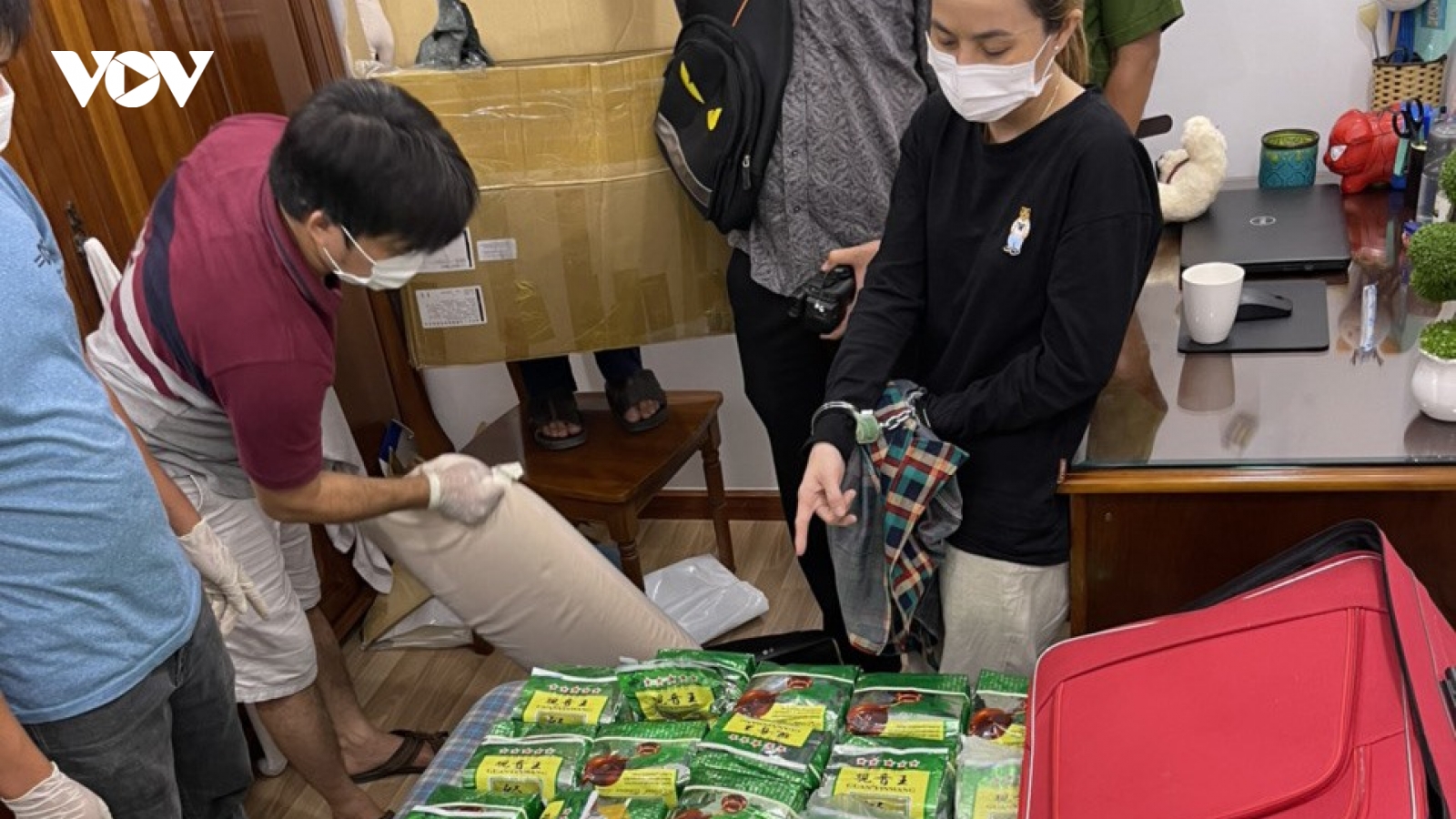 Cận cảnh vụ bắt "bà trùm" cất giấu 40 bánh heroin, 57kg ma túy ở chung cư