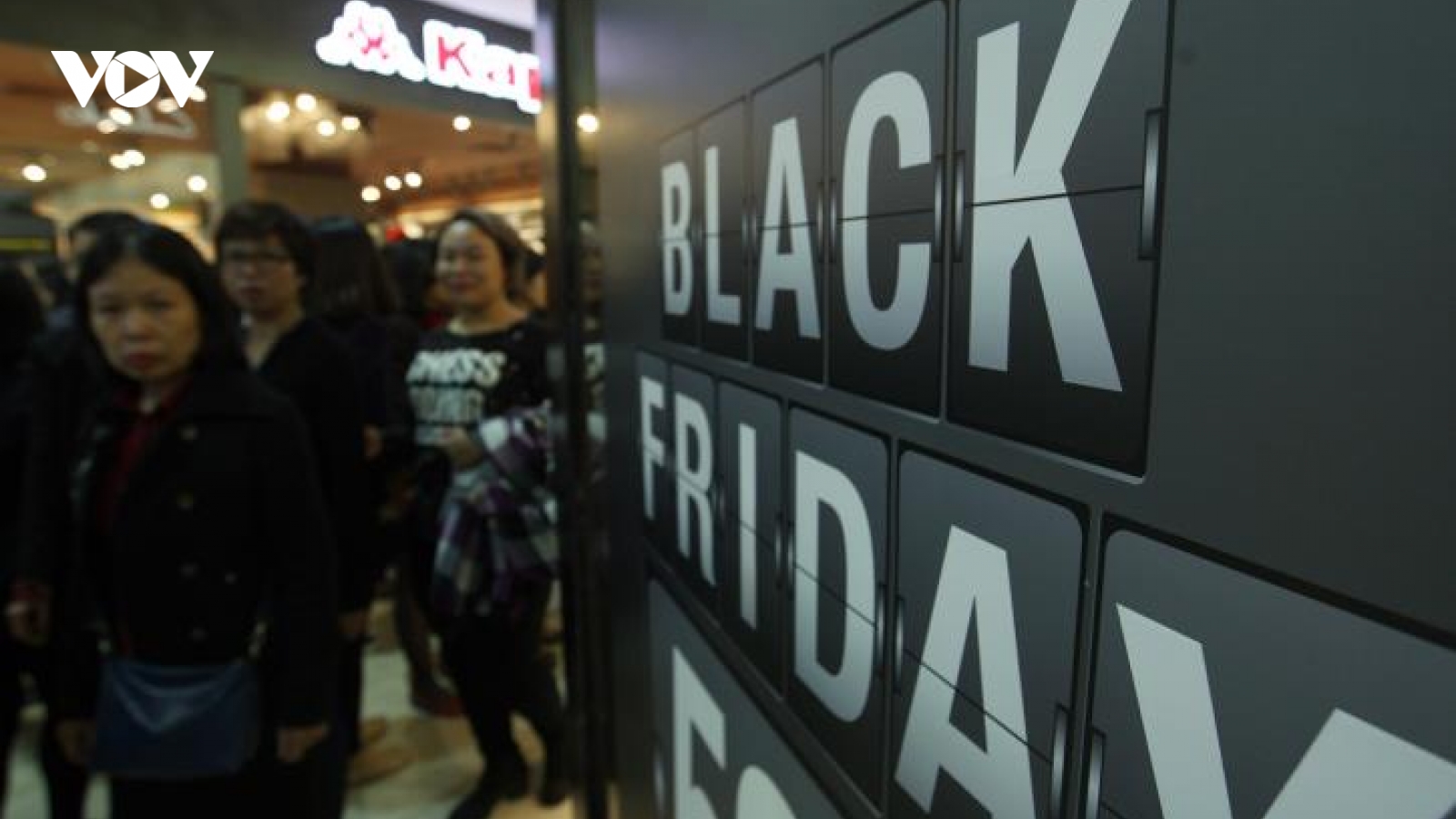 Số lượng người mua sắm tại Anh tăng nhẹ ngày Black Friday
