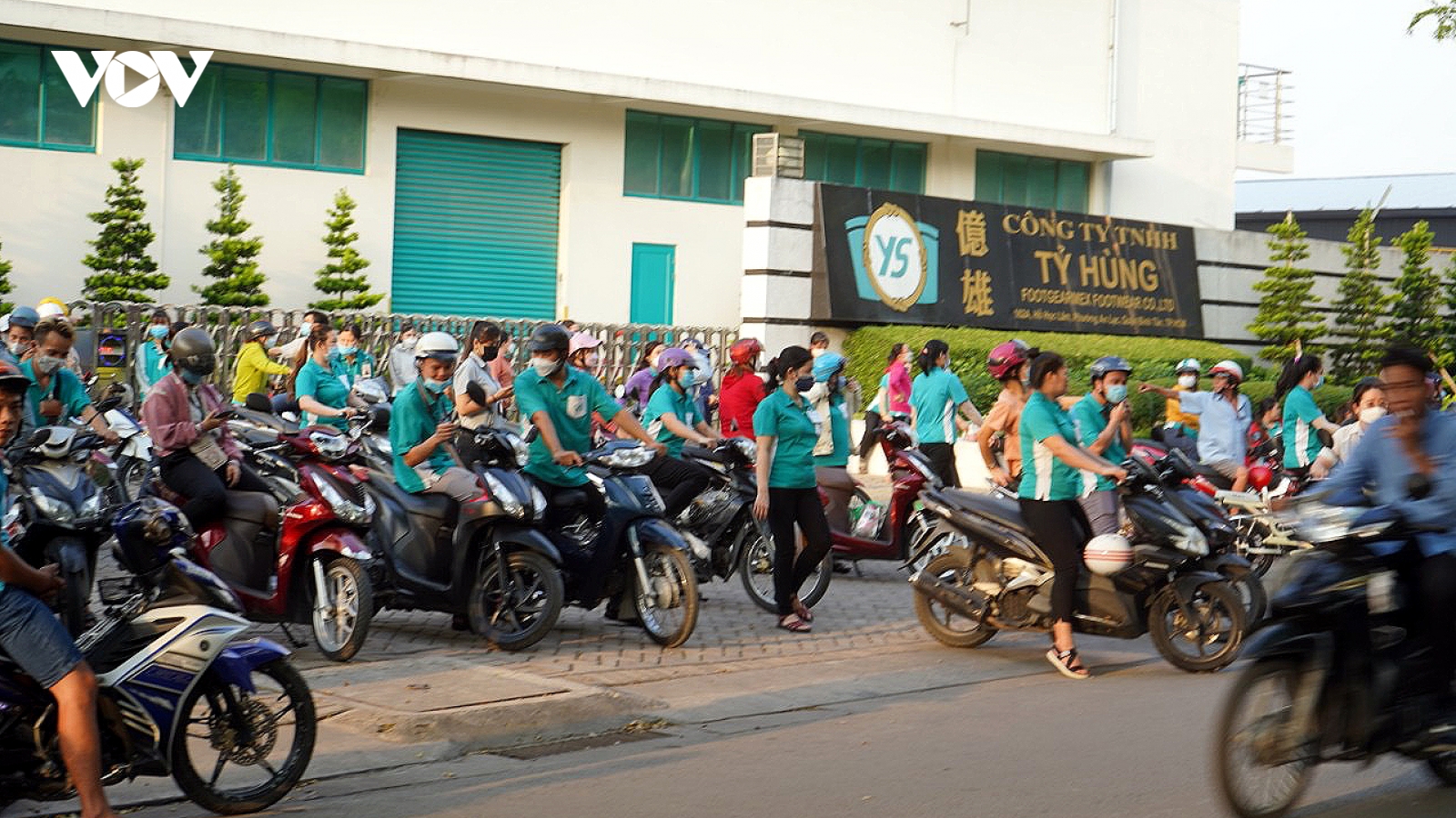 Doanh nghiệp ở TP.HCM dự kiến cắt giảm gần 1.500 lao động