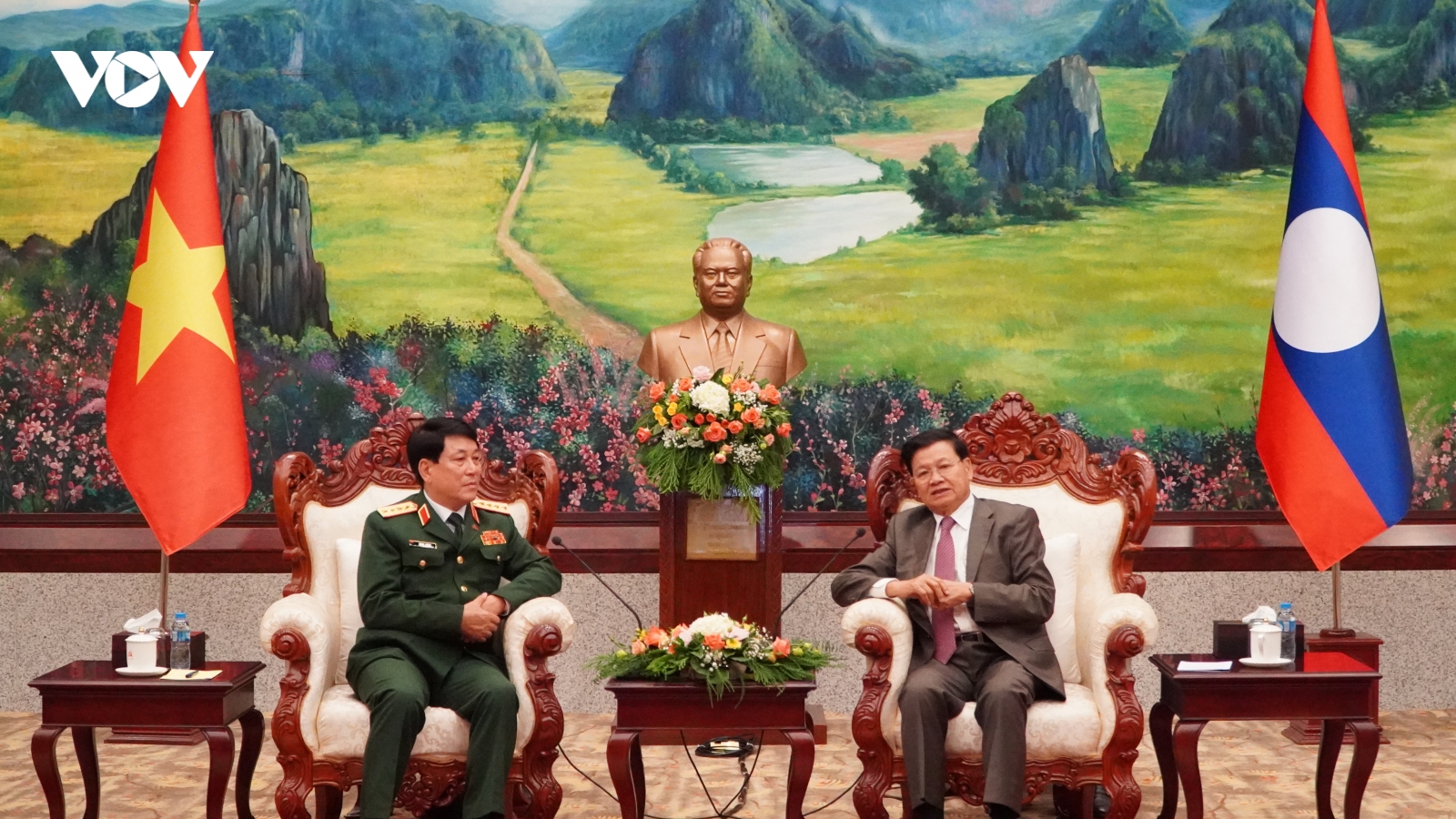Tổng Bí thư, Chủ tịch nước Lào tiếp Đoàn đại biểu cán bộ chính trị cấp cao QĐND Việt Nam