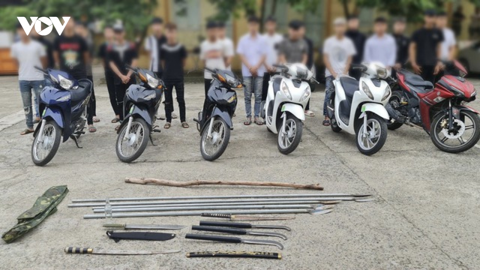 Khởi tố nhóm thanh thiếu niên giải quyết mâu thuẫn bằng dao, kiếm