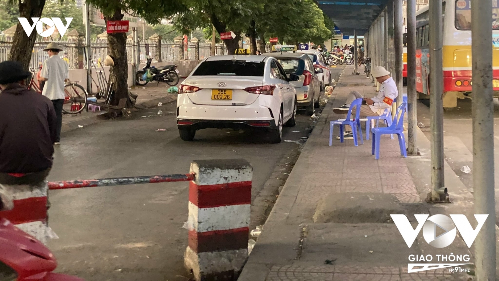 Bến Giáp Bát “cấm cửa” xe công nghệ: Hành khách và tài xế đều bức xúc