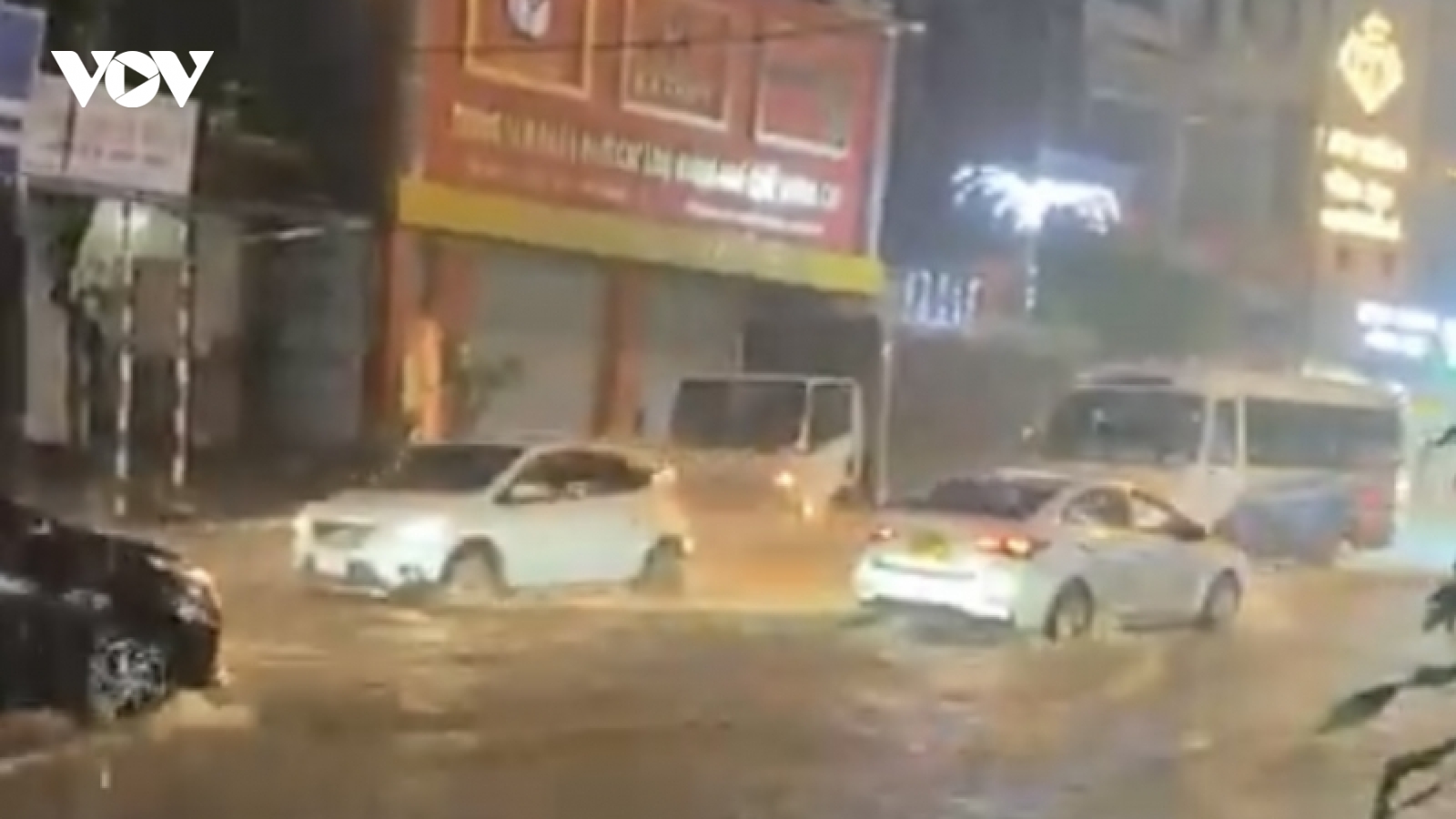 Mưa lớn gây ngập úng trên quốc lộ 6 tại Sơn La