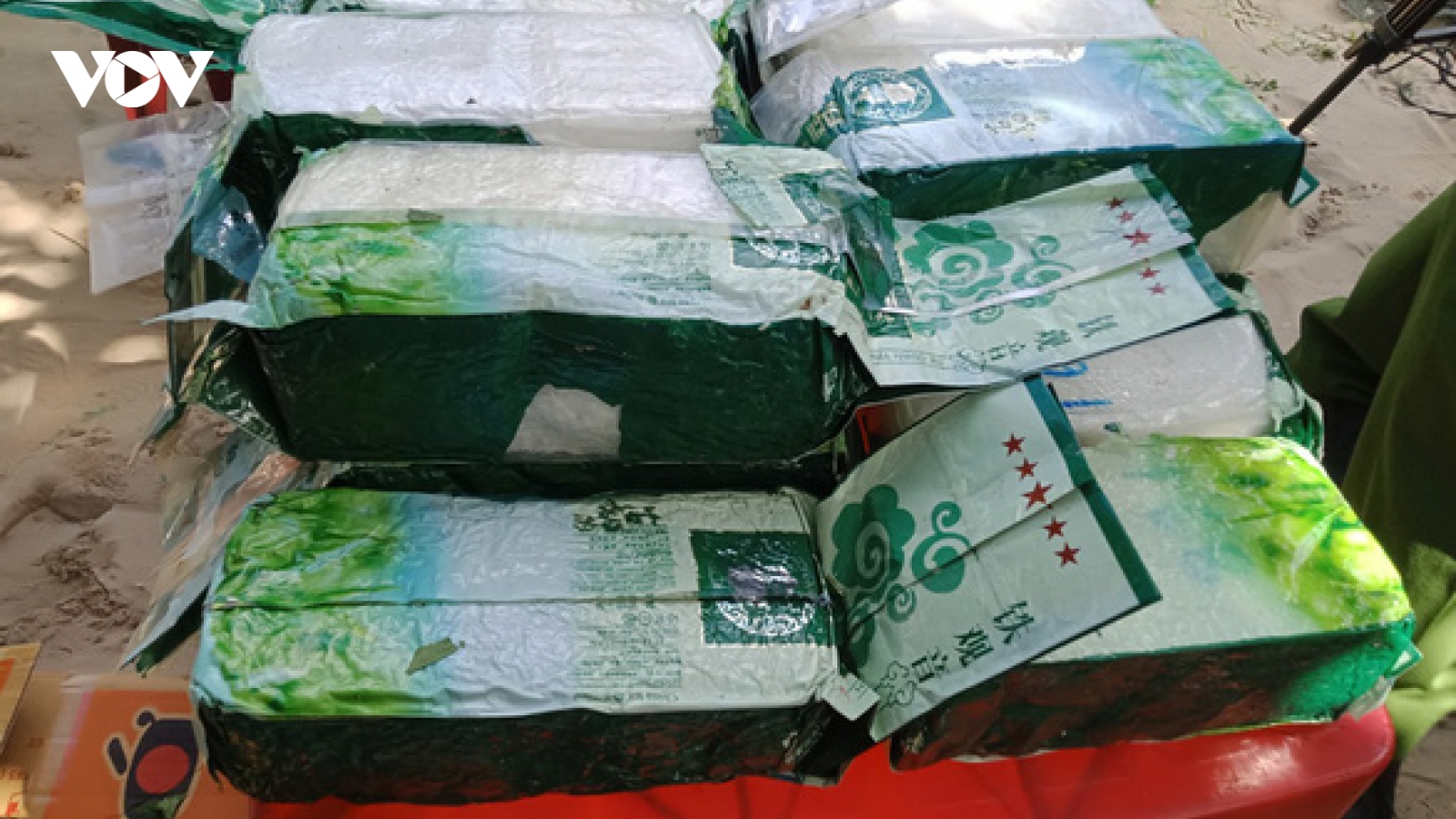 Người dân ven biển Quảng Nam phát hiện 20 gói nghi là ma túy đá