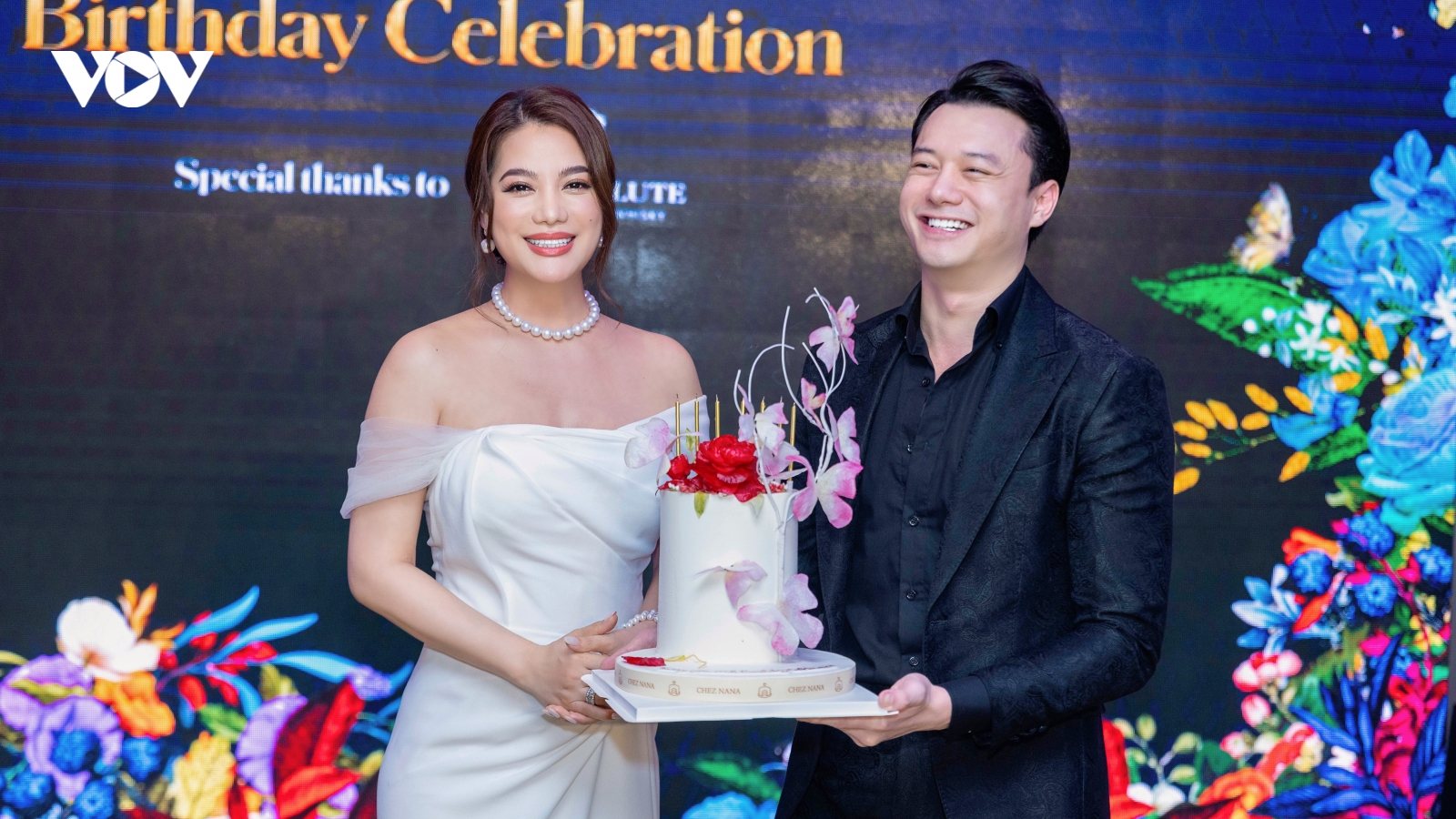 Trương Ngọc Ánh ôm bạn trai Anh Dũng trong tiệc mừng sinh nhật muộn