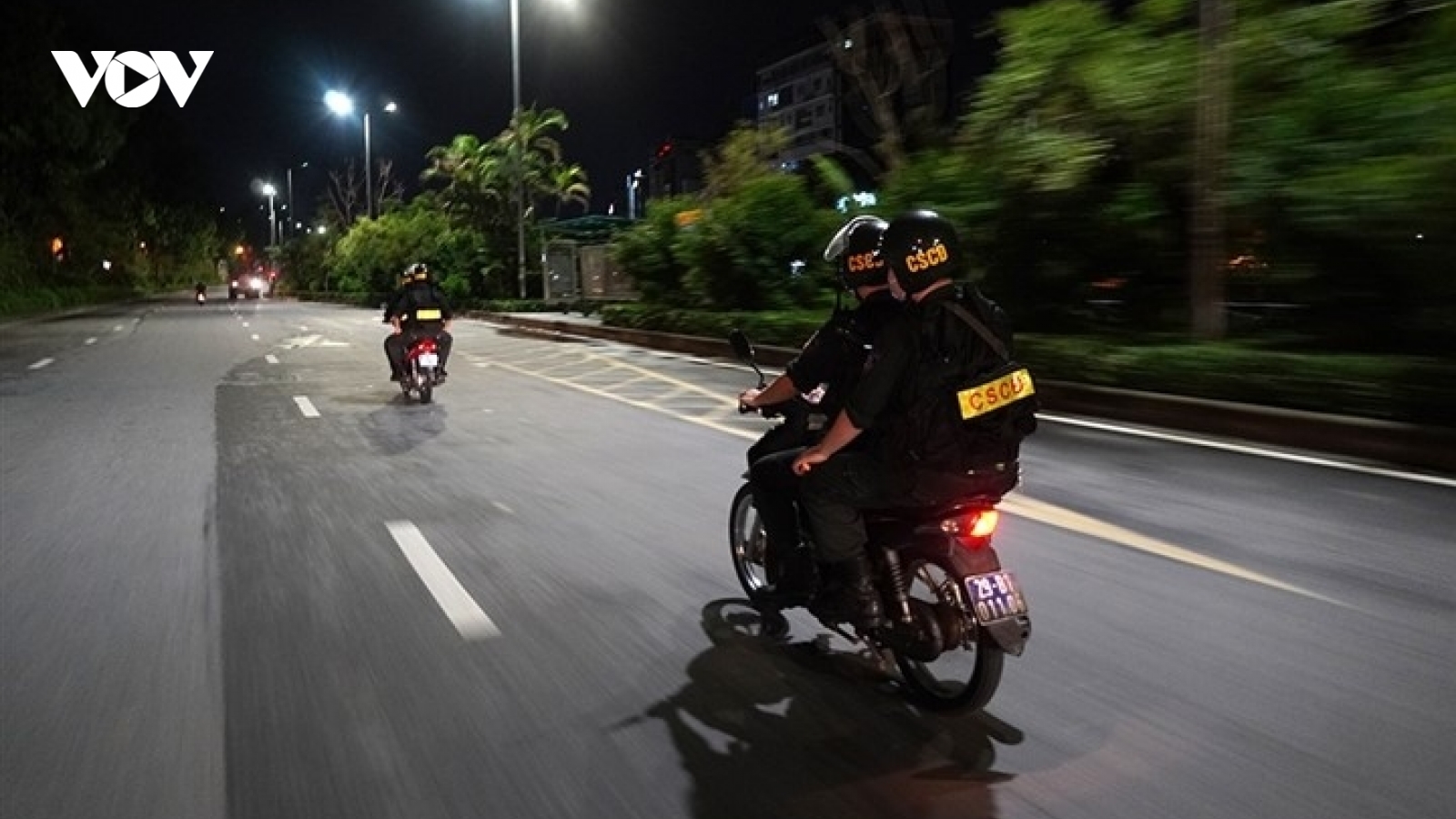 Bắt 2 thiếu niên ném gạch tấn công Cảnh sát Cơ động tại Hà Nội