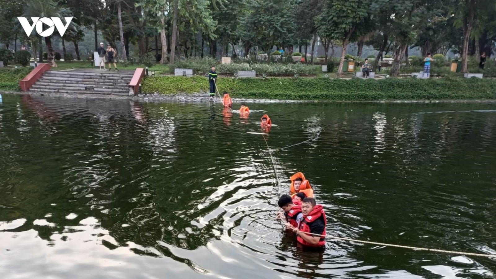 Tìm thấy thi thể bé trai 5-6 tuổi dưới hồ ở Công viên Thống Nhất