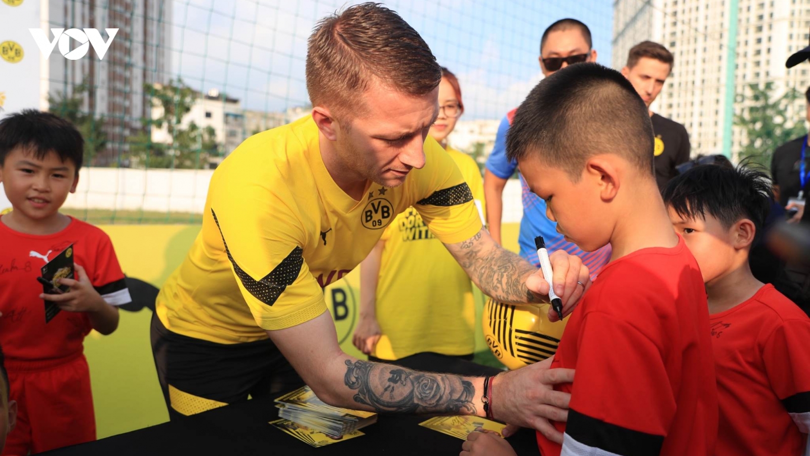 Dàn sao Dortmund thi đấu giao hữu với các cầu thủ nhí tại Hà Nội