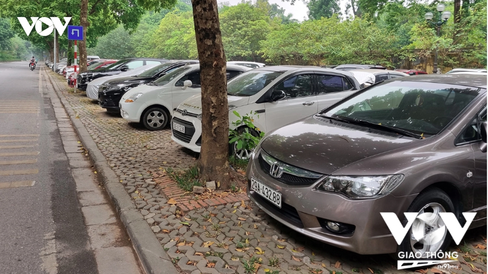 Vỉa hè lát đá đến đâu, ô tô đỗ đến đó