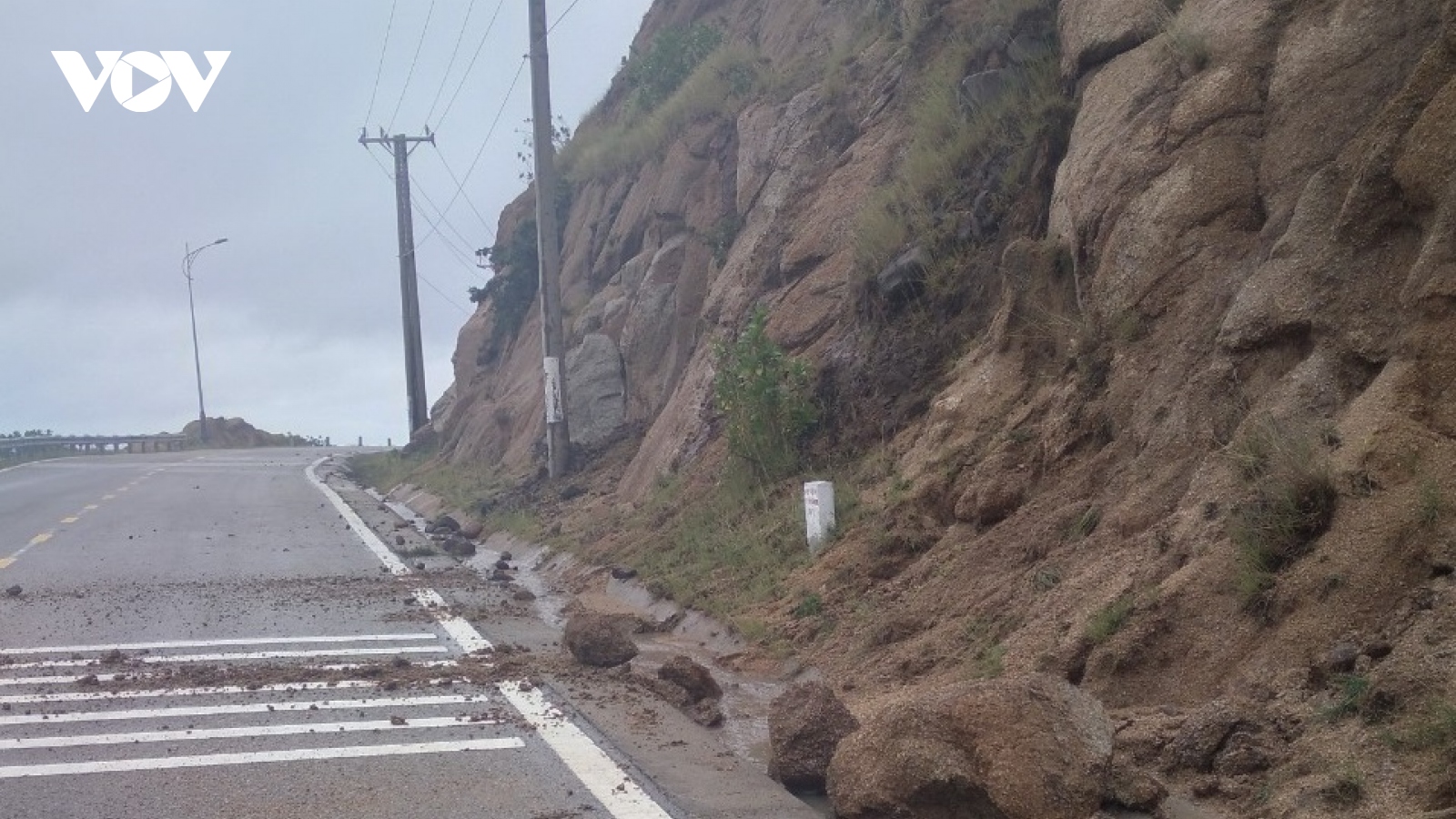 Mưa lớn gây sạt lở nhiều tuyến đường ở Ninh Thuận 