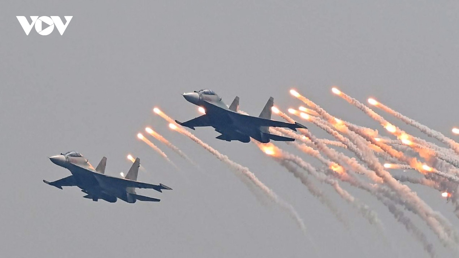 Tiêm kích Su-30MK2 trình diễn thả bẫy mồi nhiệt trên bầu trời thủ đô Hà Nội