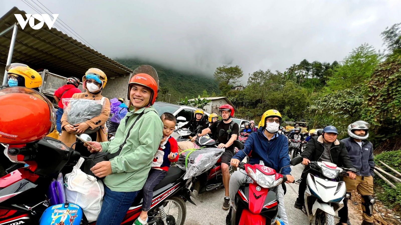 Du khách ùn ùn đổ về, Hà Giang tắc đường, chợ đêm Đồng Văn đông nghẹt thở