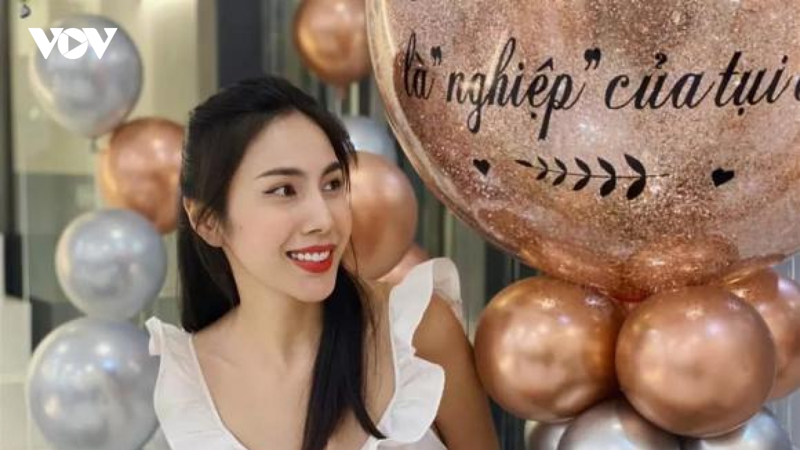 Chuyện showbiz: Thủy Tiên được người hâm mộ bí mật tổ chức sinh nhật tại nhà