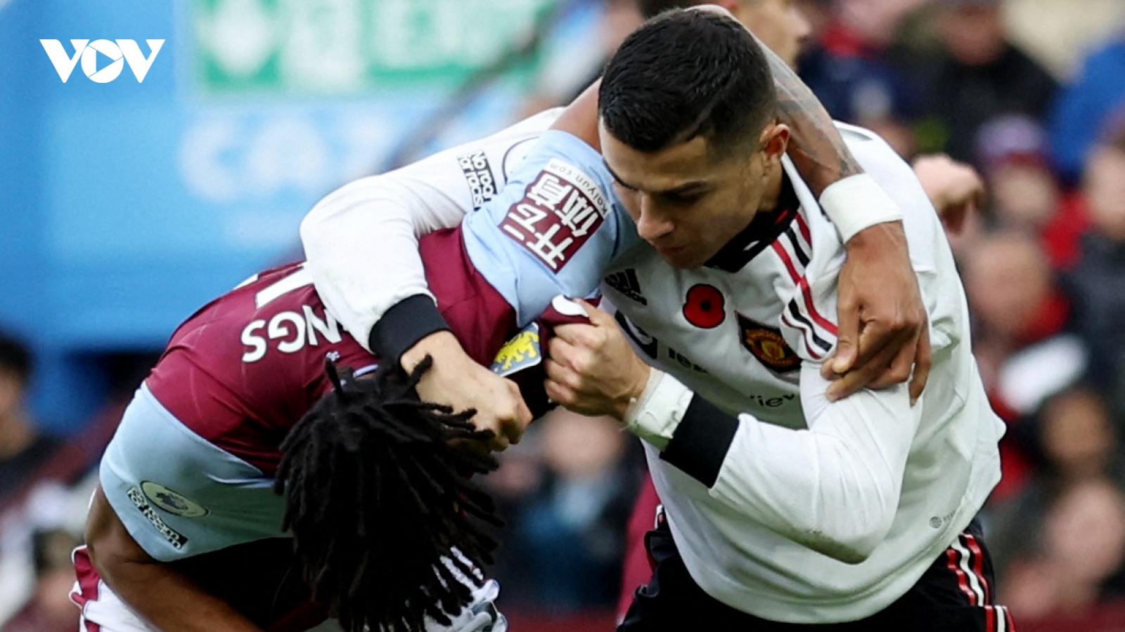 Ronaldo “vật nhau” với cầu thủ Aston Villa khiến cộng đồng mạng xôn xao