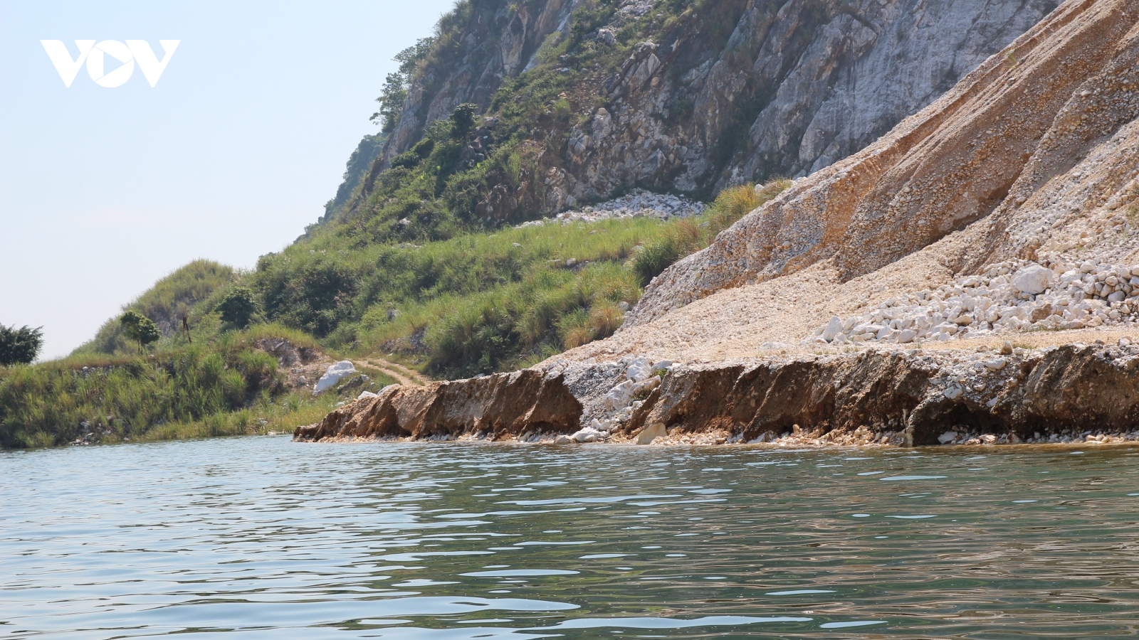 Khai thác khoáng sản khiến nhiều đất đá sạt lở xuống hồ Thác Bà 