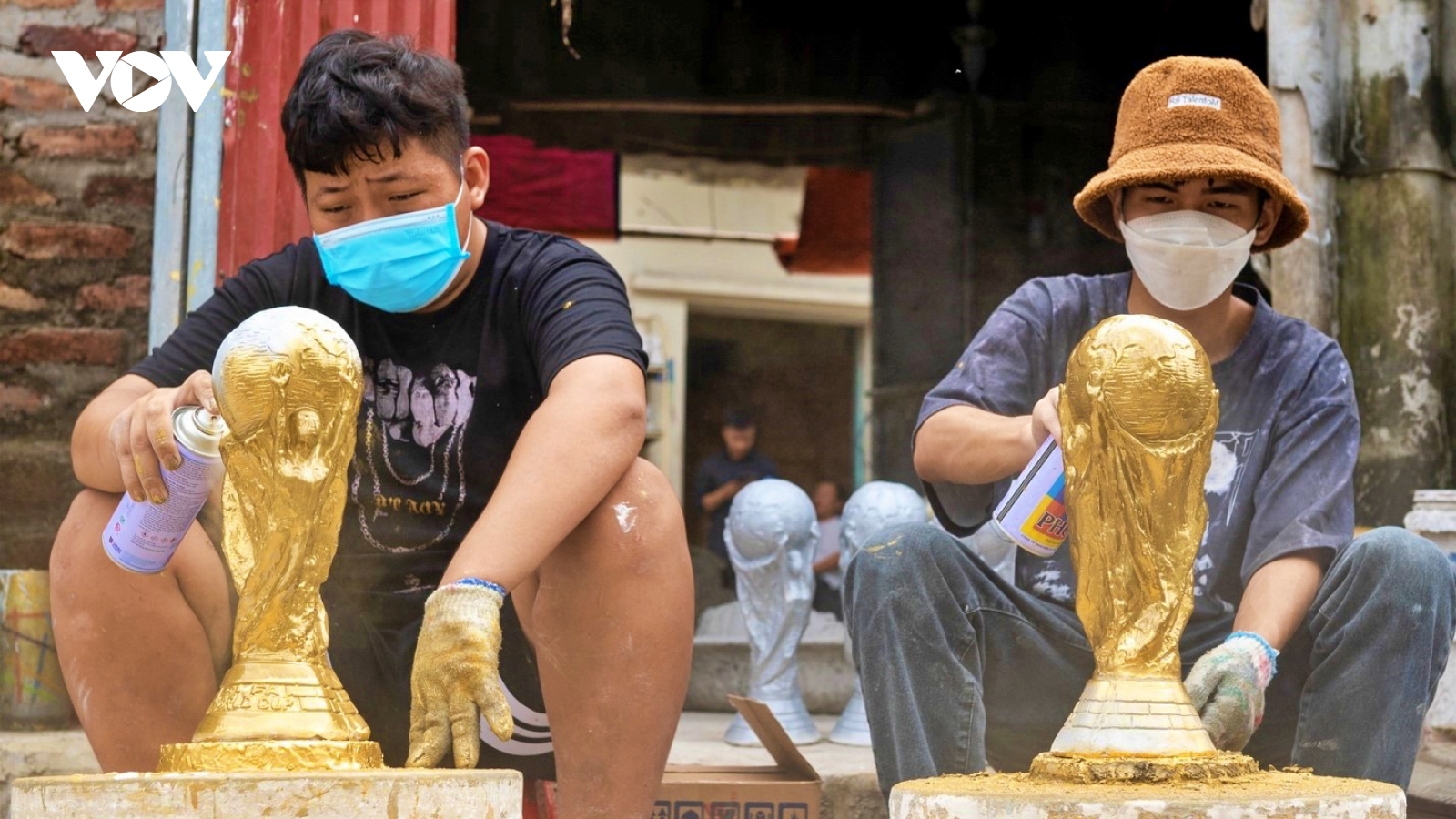 Tận mắt xem sản xuất “Cúp vàng” World Cup 2022 ở làng gốm Bát Tràng