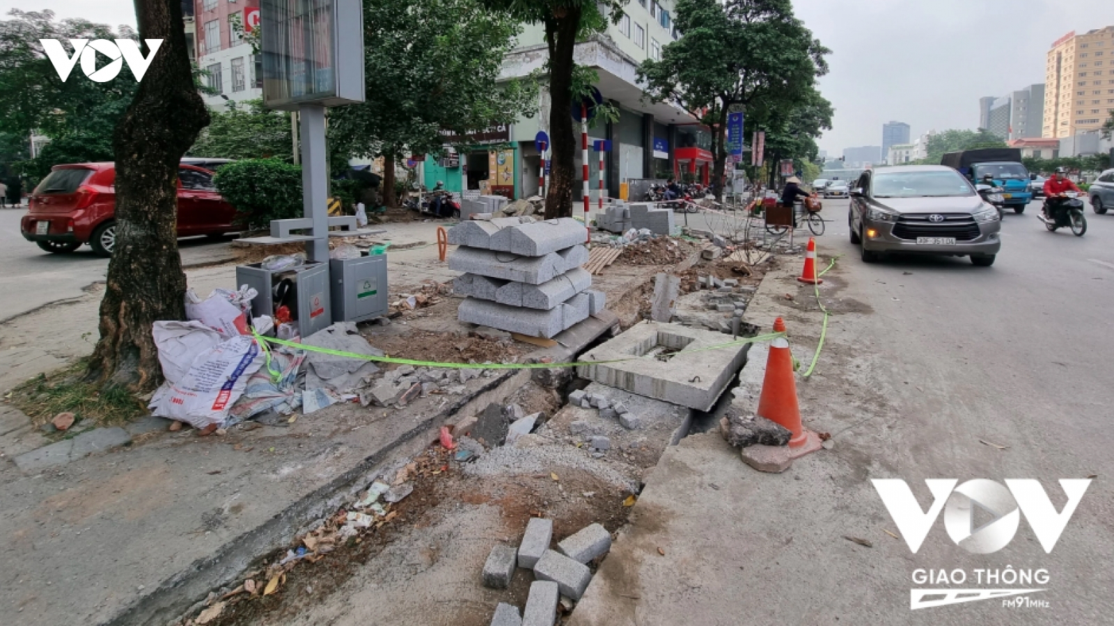 Vỉa hè đường Nguyễn Chí Thanh tan hoang vì đang lát đá thì bỏ dở