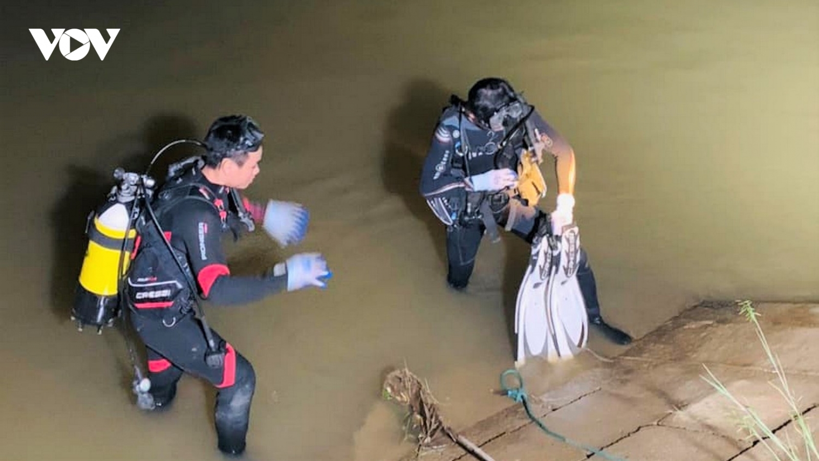 Đi xe gắn máy qua đập tràn, người đàn ông rơi xuống nước tử vong