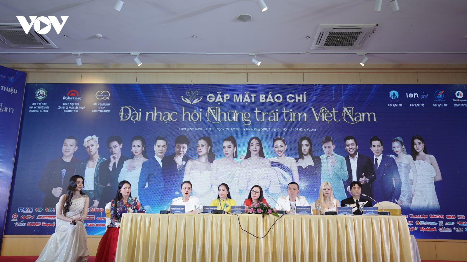 Hồ Ngọc Hà, Lệ Quyên và dàn sao tham dự đại nhạc hội "Những trái tim Việt Nam"
