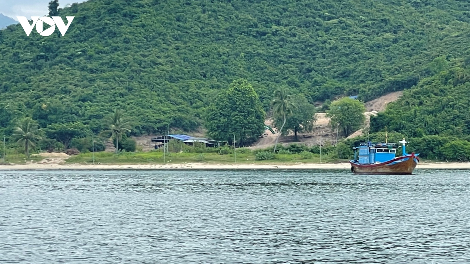 Ngang nhiên san ủi, mở đường trên đảo ở vịnh Vân Phong (Khánh Hòa)
