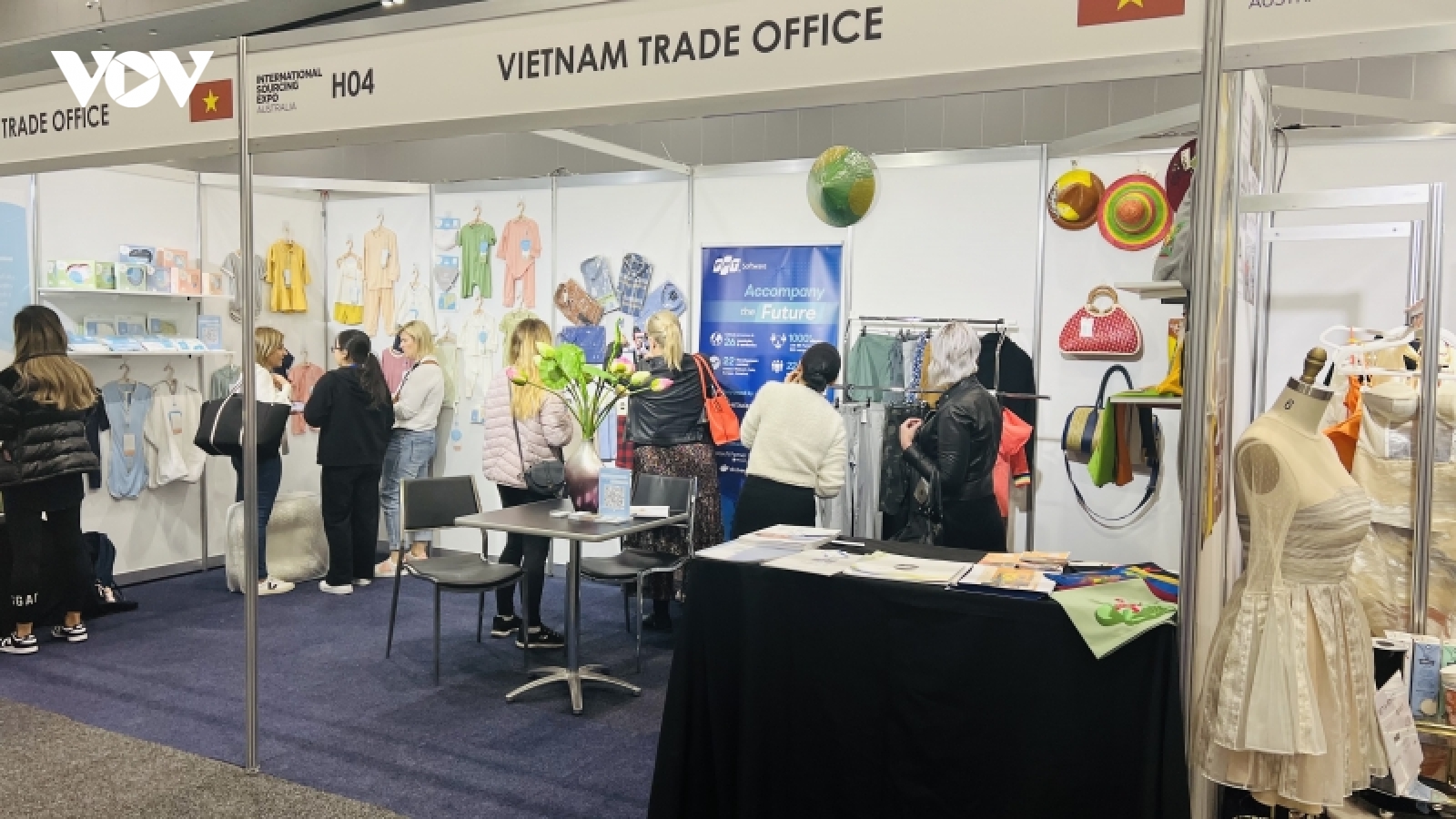 Các nhà nhập khẩu Australia quan tâm tới hàng dệt may, giày da Việt Nam