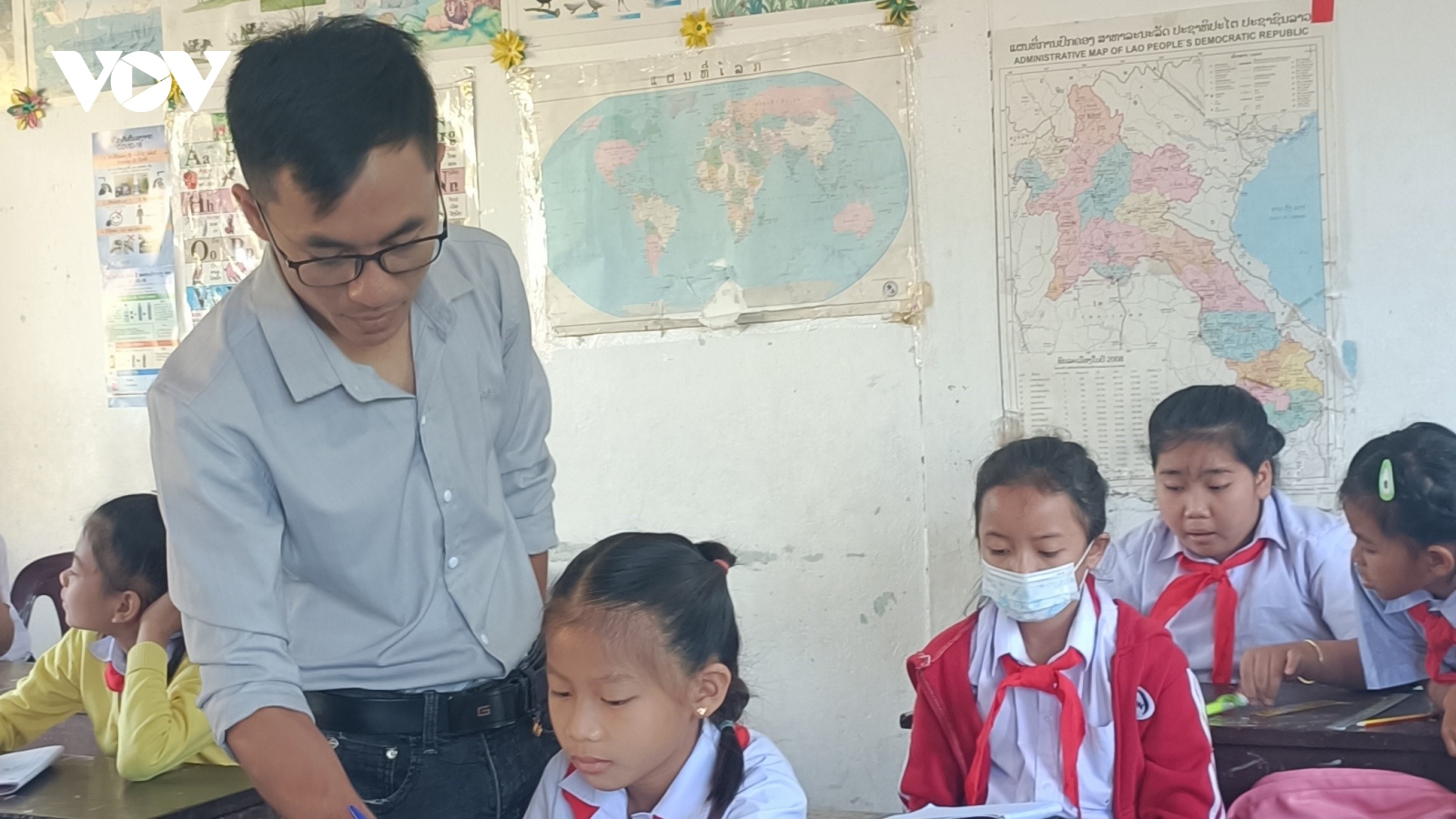 Thầy giáo Việt với hoài bão gieo tiếng mẹ đẻ trên đất nước Triệu Voi
