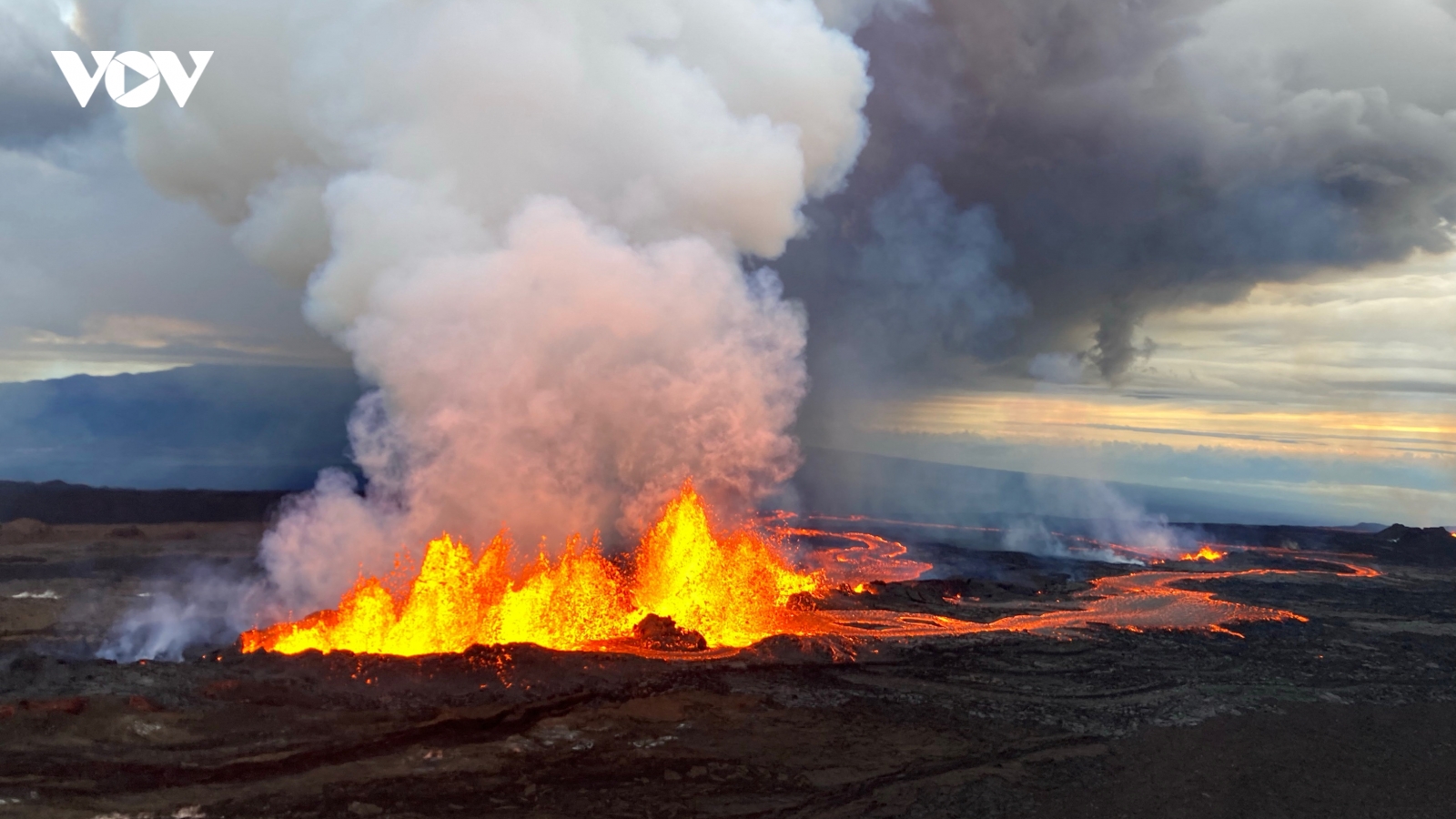 Núi lửa ở Hawaii thức giấc sau gần 40 năm, phun dòng dung nham cao tới 60m