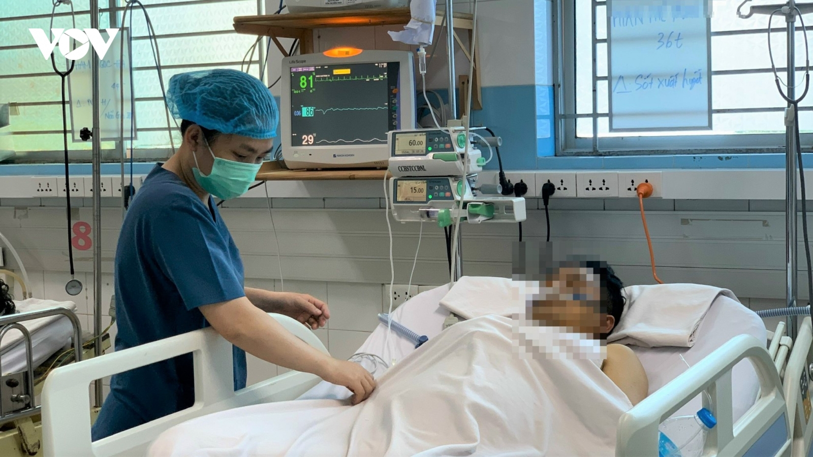 Bệnh nhân mắc sốt xuất huyết nặng chữa trị tốn hàng trăm triệu đồng