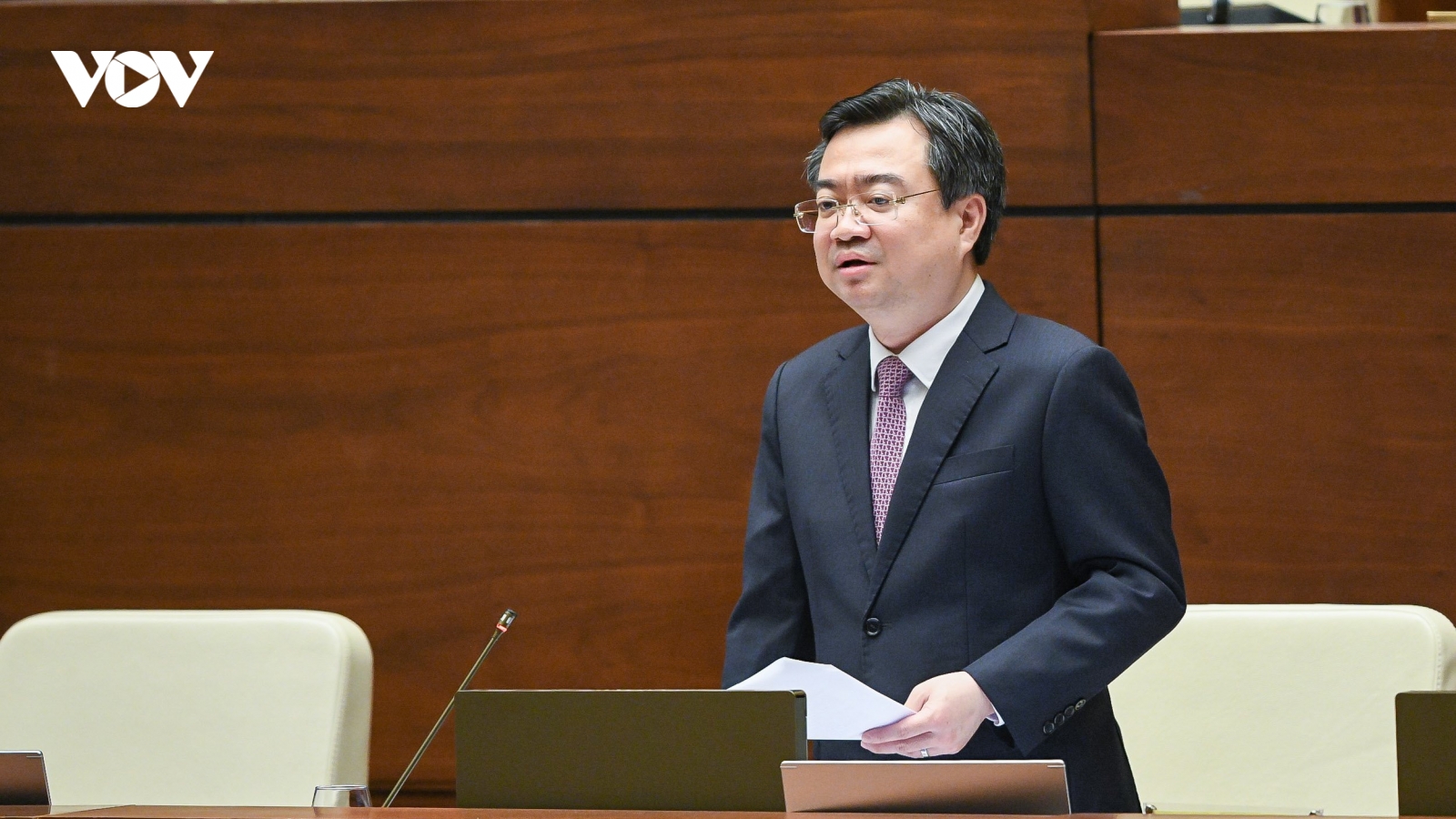 "Bộ trưởng Bộ Xây dựng trả lời chất vấn có trọng tâm, trọng điểm"