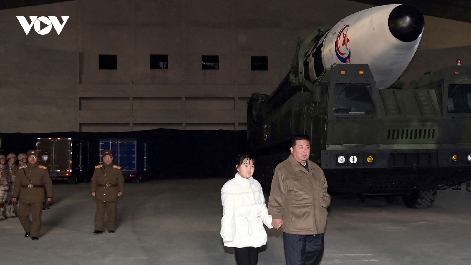 Nhà lãnh đạo Triều Tiên lần đầu dẫn theo con gái thị sát vụ phóng ICBM