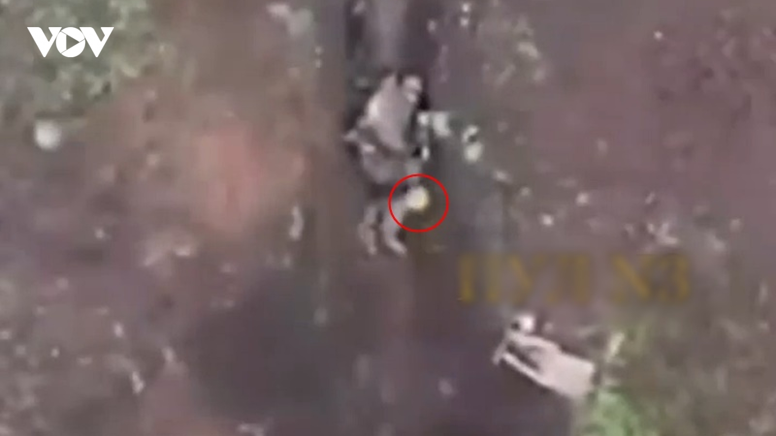 Cảnh lính Nga bình tĩnh nhặt bom thả từ UAV đối phương và quăng đi