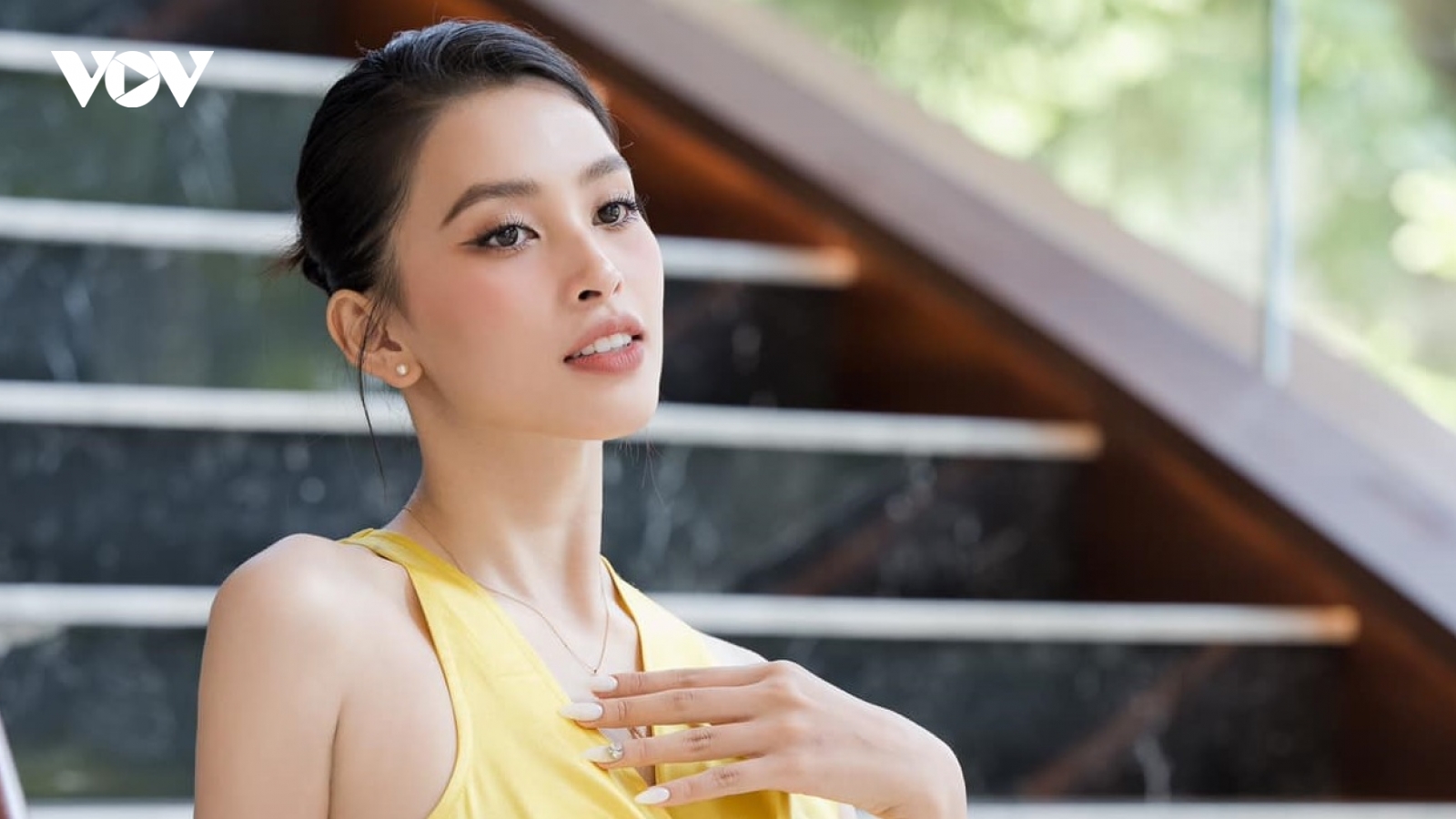 Hoa hậu Tiểu Vy khoe nhan sắc yêu kiều với sắc vàng quyến rũ
