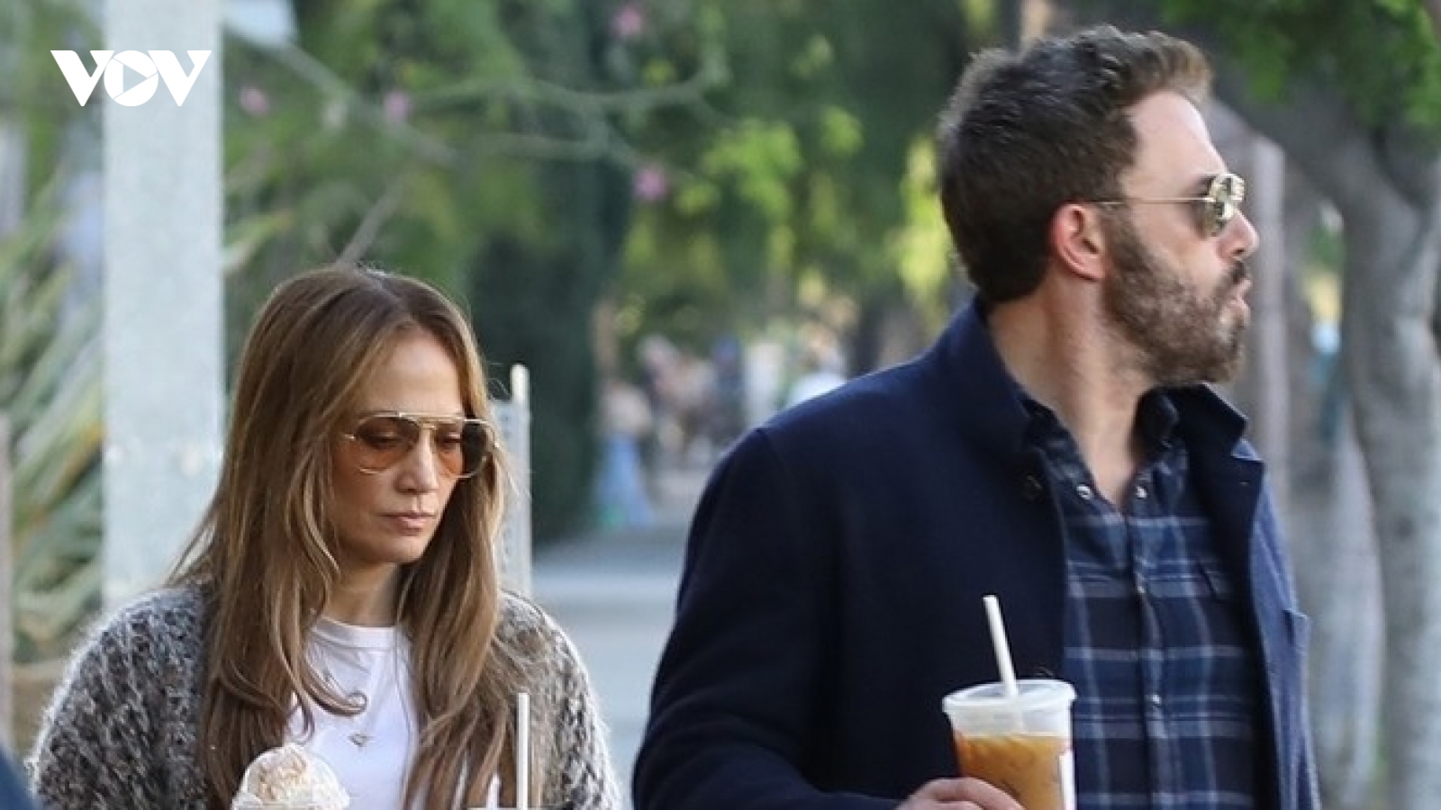 Jennifer Lopez tự tin để mặt mộc đi chơi cùng chồng trẻ