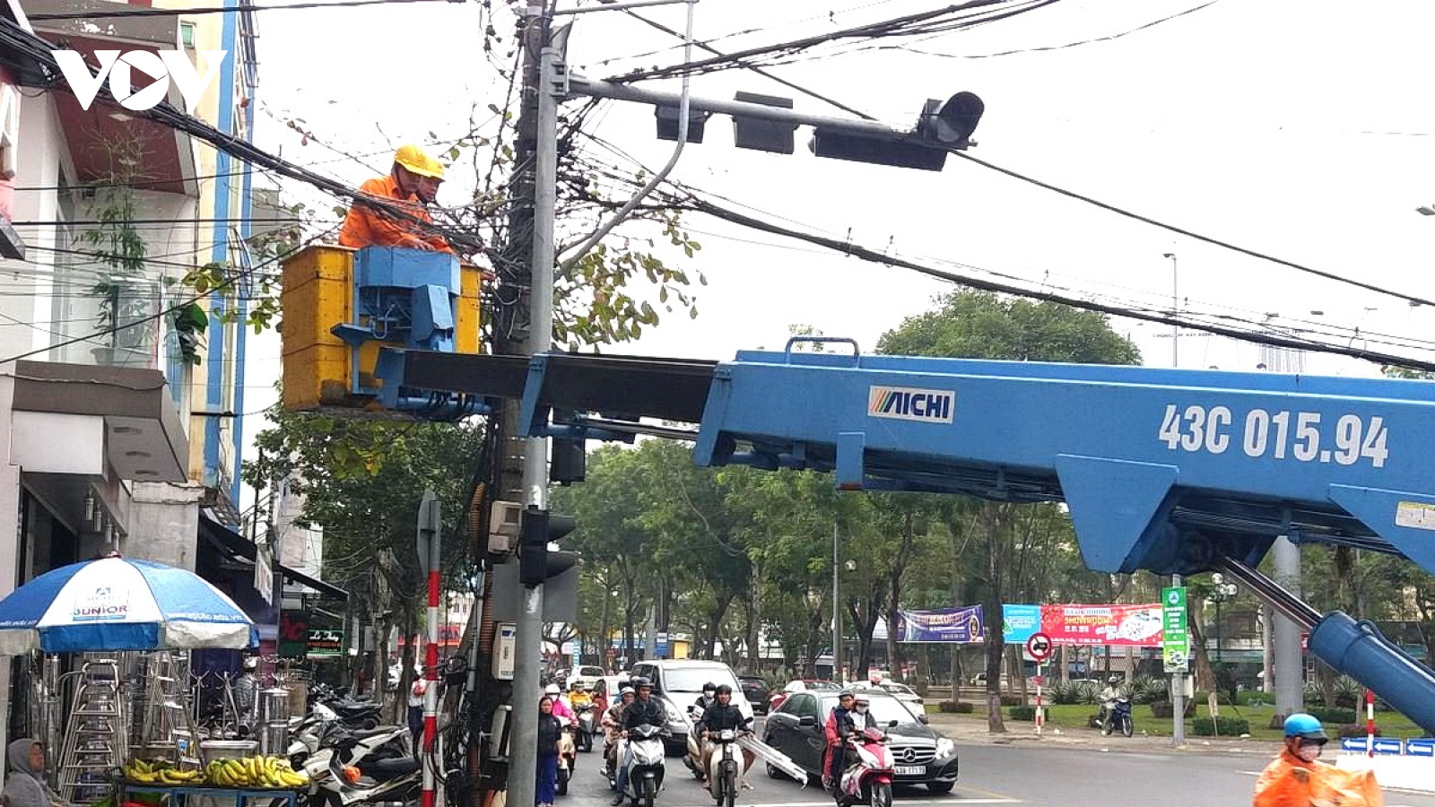 Chấn chỉnh tình trạng “mạng nhện cáp viễn thông” trên cột điện ở Đà Nẵng